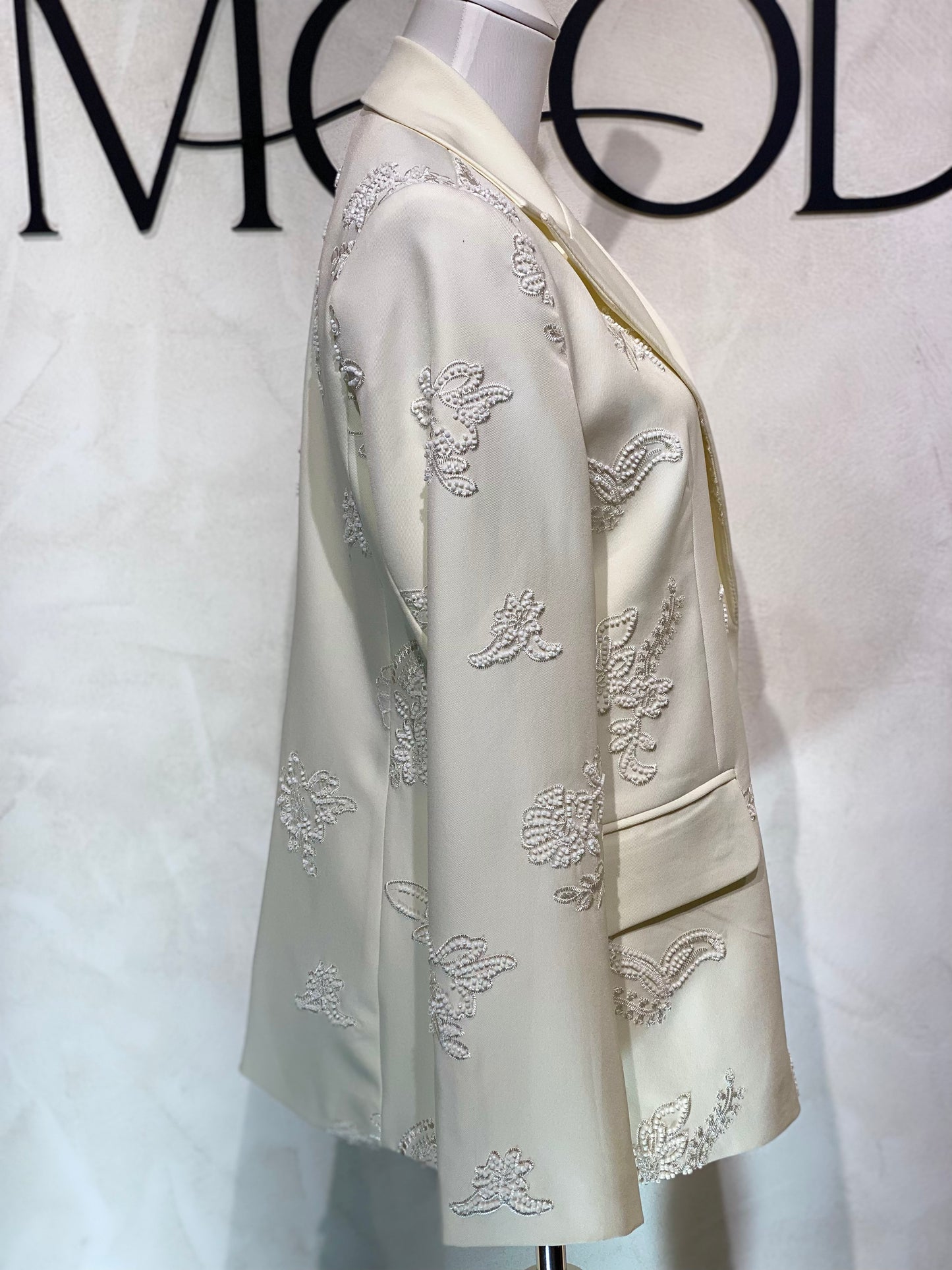 Découvrez la veste perlée Amira, un blazer blanc cassé d'exception orné de perles blanches de haute qualité. Son unique bouton apporte une touche d’élégance raffinée, parfaite pour sublimer vos tenues lors d’événements prestigieux. Cette pièce allie sophistication et style intemporel, garantissant une allure distinguée en toutes circonstances.