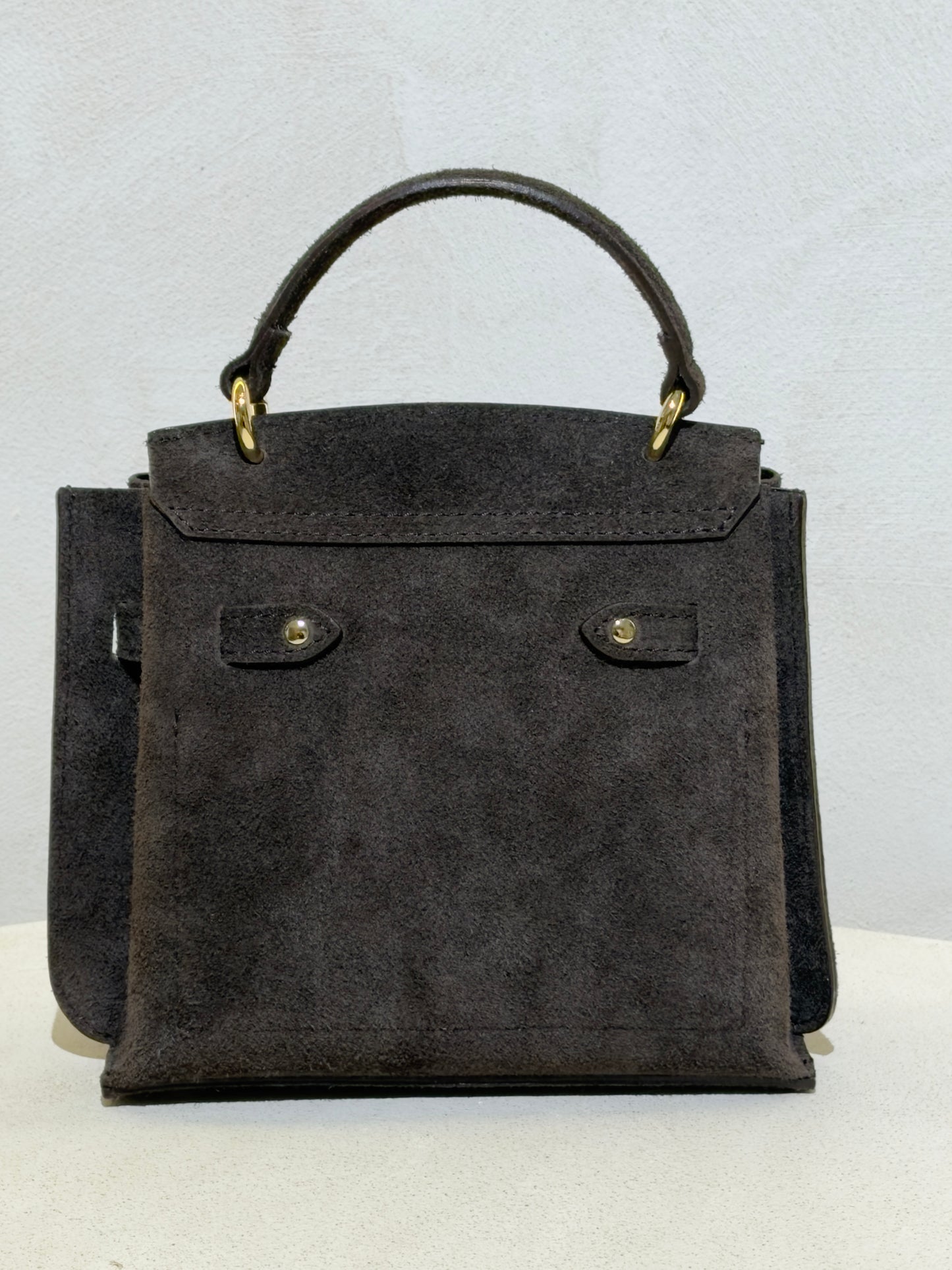 Découvrez l'élégance intemporelle du sac à main Keli dim S, confectionné en daim premium pour un rendu à la fois doux et raffiné. Ce petit sac chic allie sophistication et praticité, parfait pour accompagner vos sorties en ville ou vos occasions spéciales. Sa matière noble en daim offre une texture luxueuse qui rehausse instantanément votre silhouette. Compact et incontournable, c'est l'accessoire de classe qui complète chaque tenue avec distinction.
