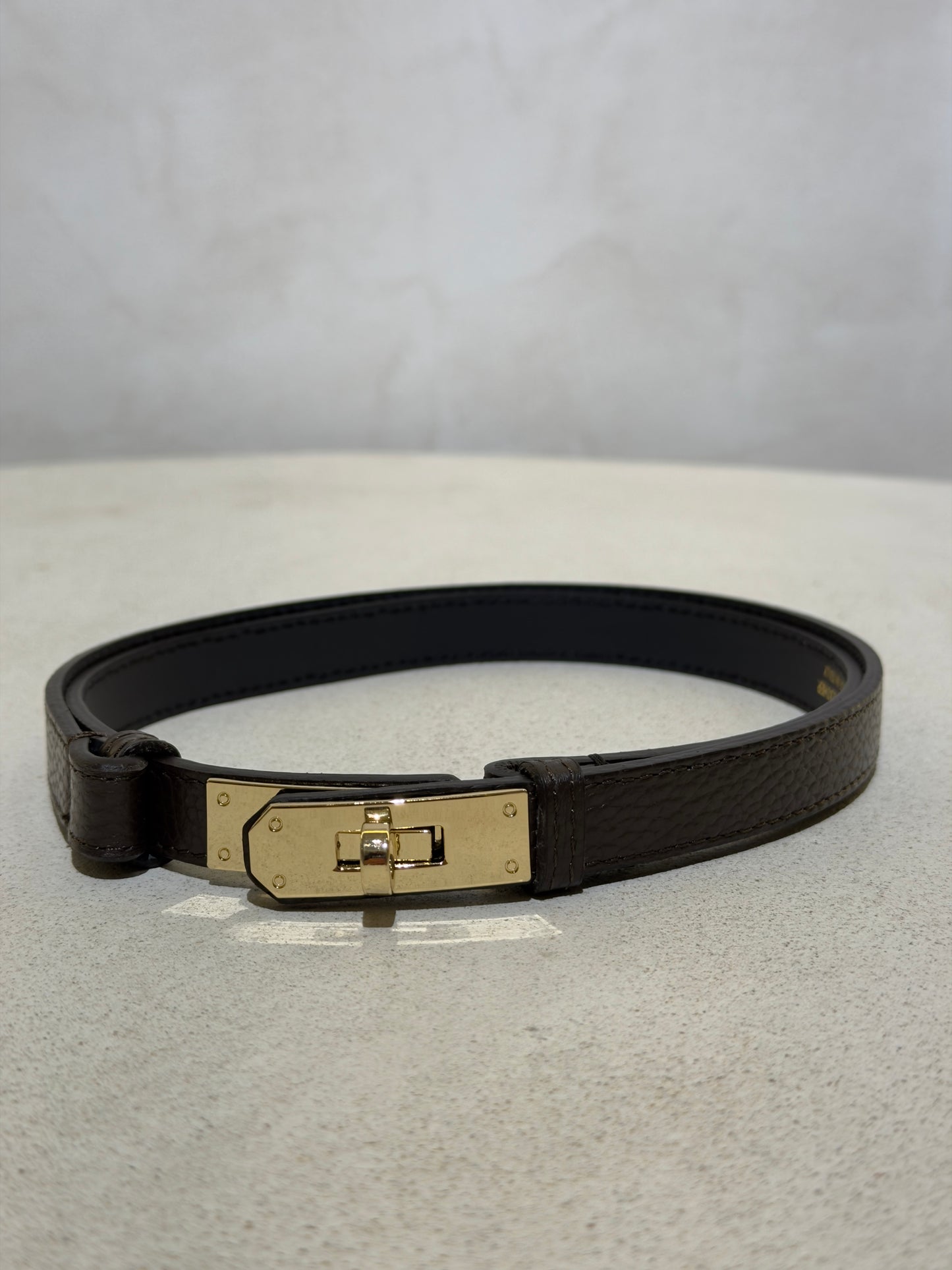 Découvrez l'élégance intemporelle avec cette ceinture en véritable cuir italien, inspirée du style iconique Kelly. Confectionnée à partir de cuir premium d'Italie, elle allie sophistication et durabilité pour sublimer vos tenues au quotidien. Son design épuré et raffiné en fait l'accessoire indispensable pour un look à la fois chic et intemporel. Que vous la portiez au bureau ou en soirée, cette ceinture de classe apporte cette touche d'élégance qui transforme chaque ensemble.