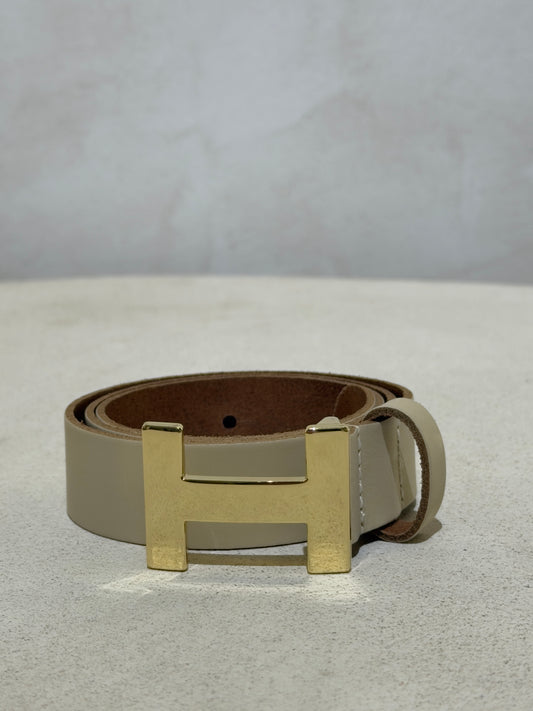 Découvrez l'élégance intemporelle avec cette ceinture H en véritable cuir italien. Inspirée par les codes de luxe des plus grandes maisons, elle allie sophistication et qualité exceptionnelle. Le cuir premium offre une durabilité remarquable tandis que la boucle H signature apporte une touche de prestige à chaque tenue. Parfait pour sublimer vos looks au quotidien ou en occasion spéciale, cet accessoire devient rapidement un incontournable de votre garde-robe.