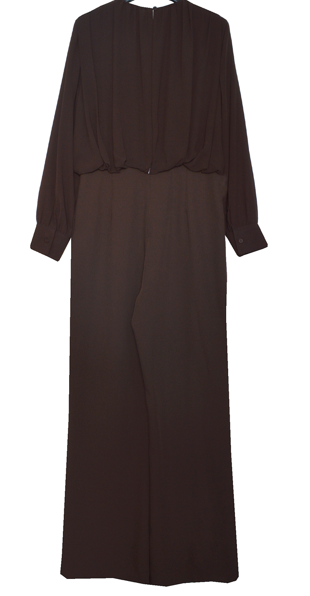 La combinaison Elia allie élégance et modernité avec sa coupe bi matière. Son haut semi-transparent apporte une touche de sensualité subtile, tandis que le bas brun met en valeur votre silhouette grâce à ses boutons dorés soigneusement placés sur le devant. Confectionnée dans des matériaux de haute qualité, cette pièce tendance est parfaite pour affirmer votre style avec raffinement lors de vos occasions spéciales.