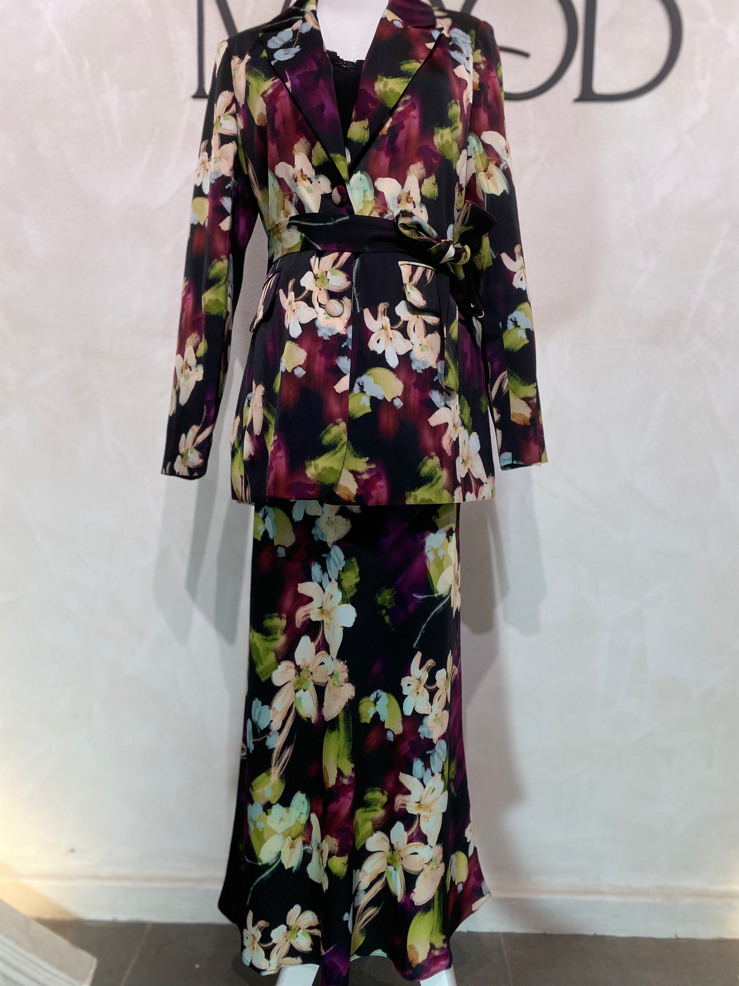 Découvrez la jupe Flora, alliant élégance moderne et raffinement. Son fond noir met en valeur des motifs floraux délicats aux nuances beiges, violettes, vertes et bleu ciel, pour une ambiance chic et contemporaine. Parfaite pour sublimer vos tenues, cette jupe versatile exprime un style sophistiqué avec une touche de fraîcheur colorée.