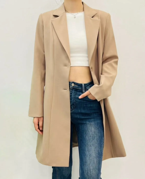 Le manteau Manon en brun allie élégance et qualité supérieure. Confectionné dans un tissu épais haut de gamme, il offre chaleur et confort tout au long de la saison. Sa coupe mi-longue et ses deux boutons sophistiqués soulignent une silhouette raffinée et tendance, idéale pour affirmer votre style avec assurance. Un choix durable et chic pour rester élégante même par temps froid.