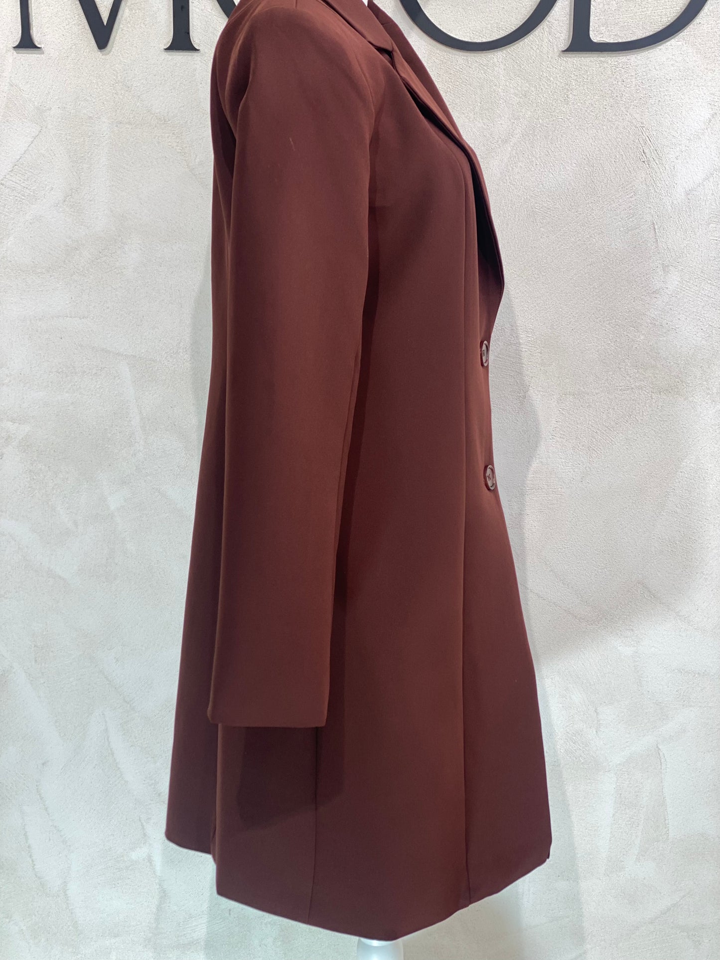 Le manteau Manon en brun allie élégance et qualité supérieure. Confectionné dans un tissu épais haut de gamme, il offre chaleur et confort tout au long de la saison. Sa coupe mi-longue et ses deux boutons sophistiqués soulignent une silhouette raffinée et tendance, idéale pour affirmer votre style avec assurance. Un choix durable et chic pour rester élégante même par temps froid.