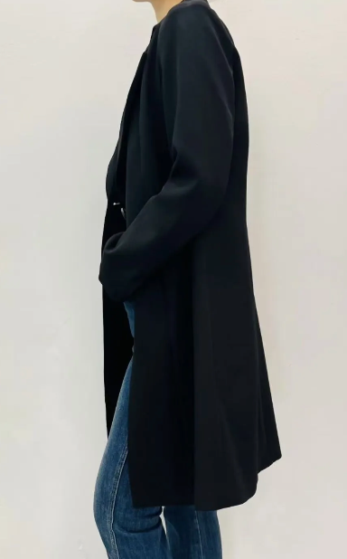 Le manteau Manon en brun allie élégance et qualité supérieure. Confectionné dans un tissu épais haut de gamme, il offre chaleur et confort tout au long de la saison. Sa coupe mi-longue et ses deux boutons sophistiqués soulignent une silhouette raffinée et tendance, idéale pour affirmer votre style avec assurance. Un choix durable et chic pour rester élégante même par temps froid. moodbxl.com