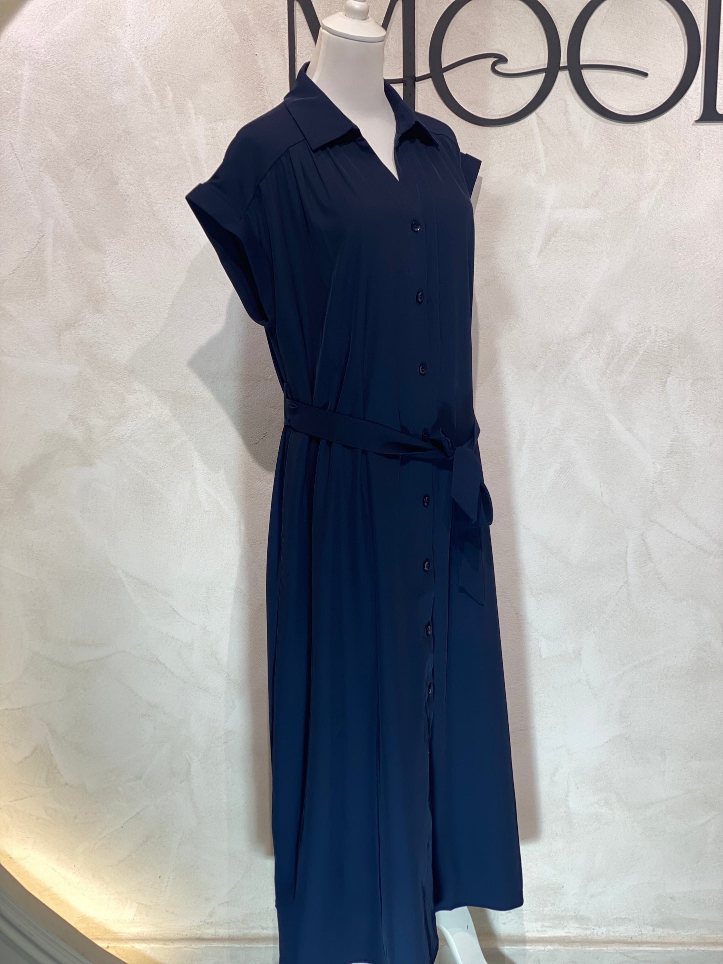 Découvrez cette robe manches courtes brun foncé, alliant qualité supérieure et style tendance. Ses boutons collets ajoutent une touche d’élégance discrète, idéale pour une silhouette moderne et raffinée. Parfaite pour toutes les occasions, elle vous garantit confort et allure assurée. Adoptez-la dès maintenant pour un look à la fois chic et contemporain. www.moodbxl.com