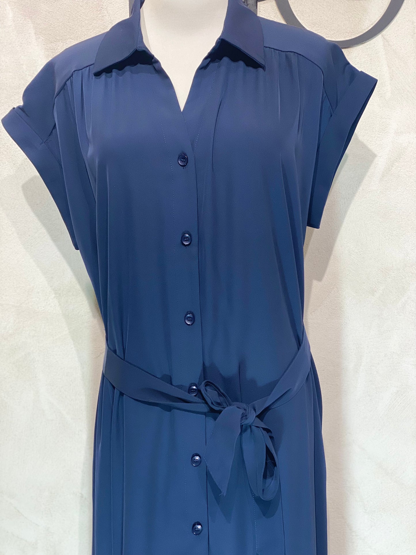 Découvrez cette robe manches courtes brun foncé, alliant qualité supérieure et style tendance. Ses boutons collets ajoutent une touche d’élégance discrète, idéale pour une silhouette moderne et raffinée. Parfaite pour toutes les occasions, elle vous garantit confort et allure assurée. Adoptez-la dès maintenant pour un look à la fois chic et contemporain.