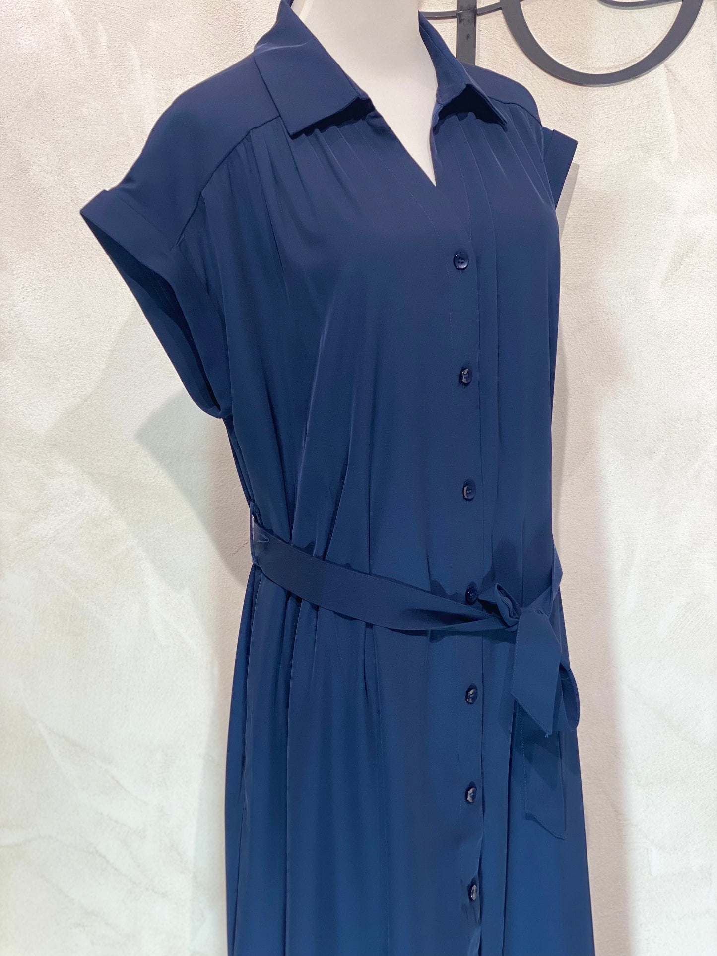 Découvrez cette robe manches courtes brun foncé, alliant qualité supérieure et style tendance. Ses boutons collets ajoutent une touche d’élégance discrète, idéale pour une silhouette moderne et raffinée. Parfaite pour toutes les occasions, elle vous garantit confort et allure assurée. Adoptez-la dès maintenant pour un look à la fois chic et contemporain.