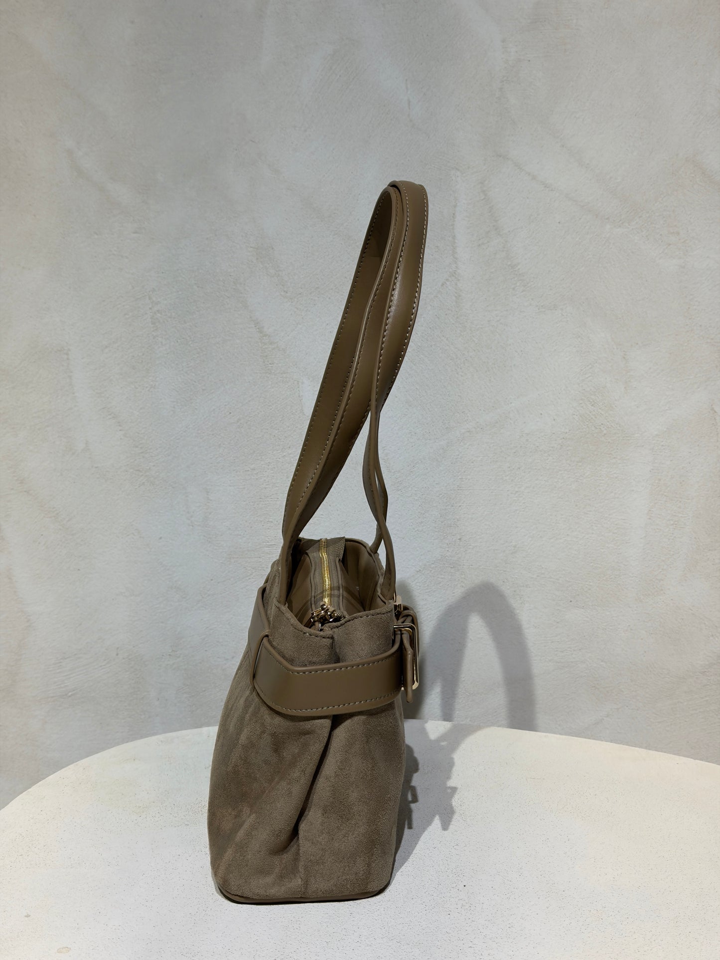 Découvrez le Sac à main Beli, l'accessoire incontournable qui allie élégance et sophistication. Confectionné en daim doux et velouté, ce petit sac à main séduira les femmes en quête de style. Sa ceinture en cuir véritable apporte une touche de classe intemporelle, tandis que les anses en cuir premium garantissent confort et durabilité. Parfait pour vos sorties en ville ou vos occasions spéciales, ce sac combine texture raffinée et design épuré. Un investissement mode qui transcende les tendances.