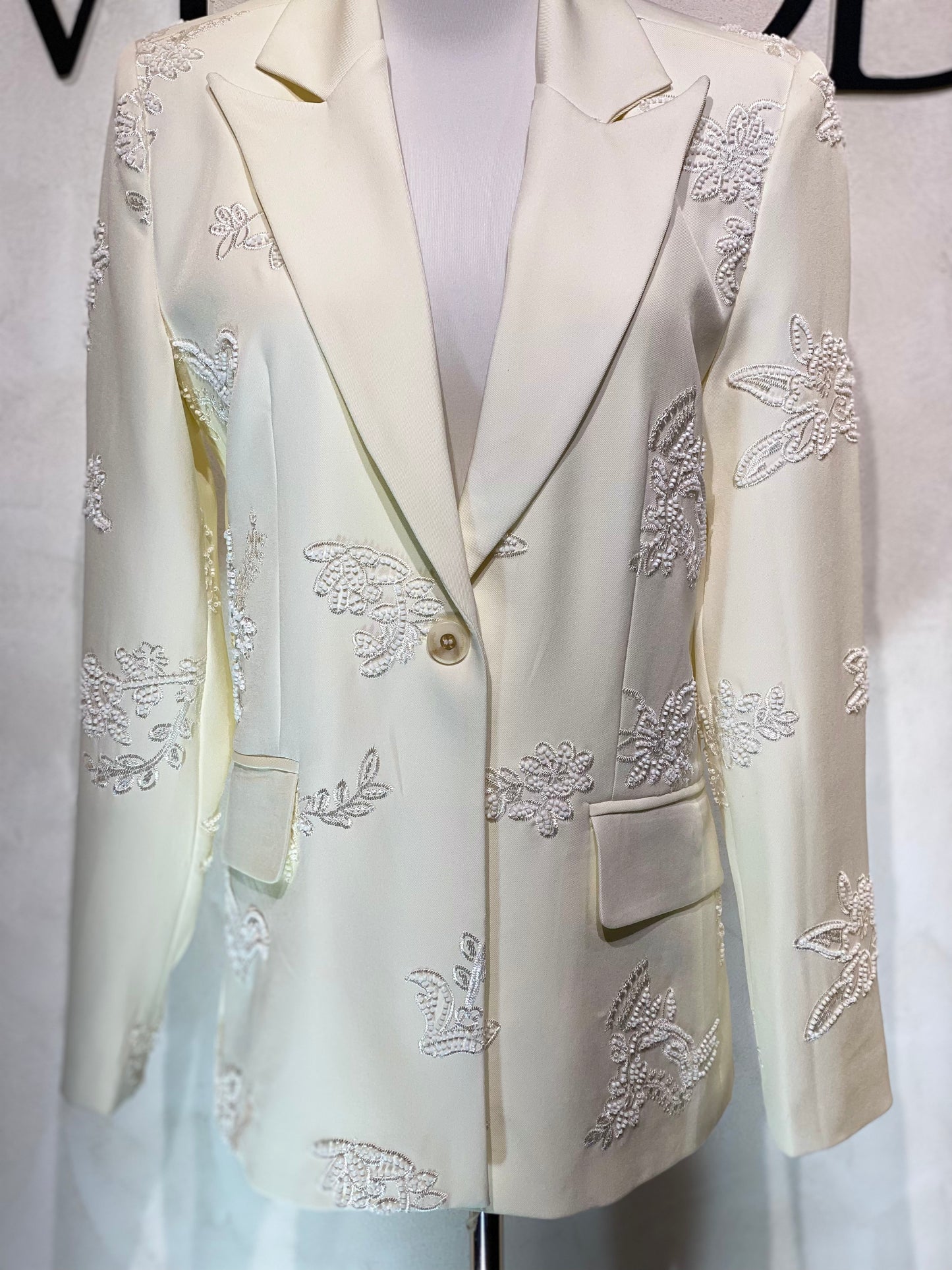 Découvrez la veste perlée Amira, un blazer blanc cassé d'exception orné de perles blanches de haute qualité. Son unique bouton apporte une touche d’élégance raffinée, parfaite pour sublimer vos tenues lors d’événements prestigieux. Cette pièce allie sophistication et style intemporel, garantissant une allure distinguée en toutes circonstances.