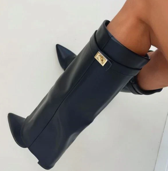 Cette botte inspirée de Givenchy vous offre une silhouette élégante grâce à son simili cuir noir de qualité supérieure. Son talon tendance ajoutera une touche de style à votre look. Soyez à la mode tout en restant confortable.