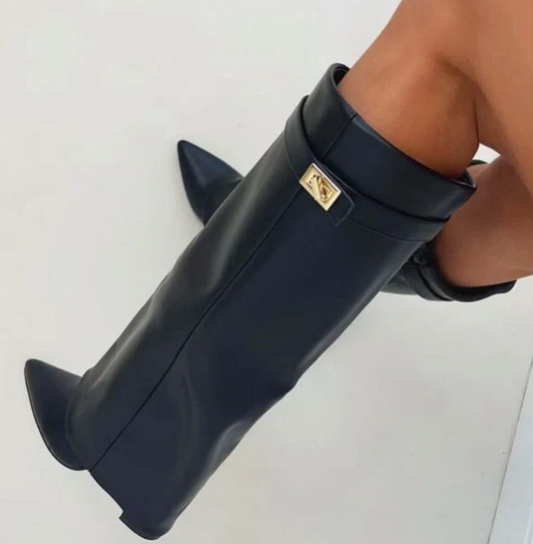Cette botte inspirée de Givenchy vous offre une silhouette élégante grâce à son simili cuir noir de qualité supérieure. Son talon tendance ajoutera une touche de style à votre look. Soyez à la mode tout en restant confortable.