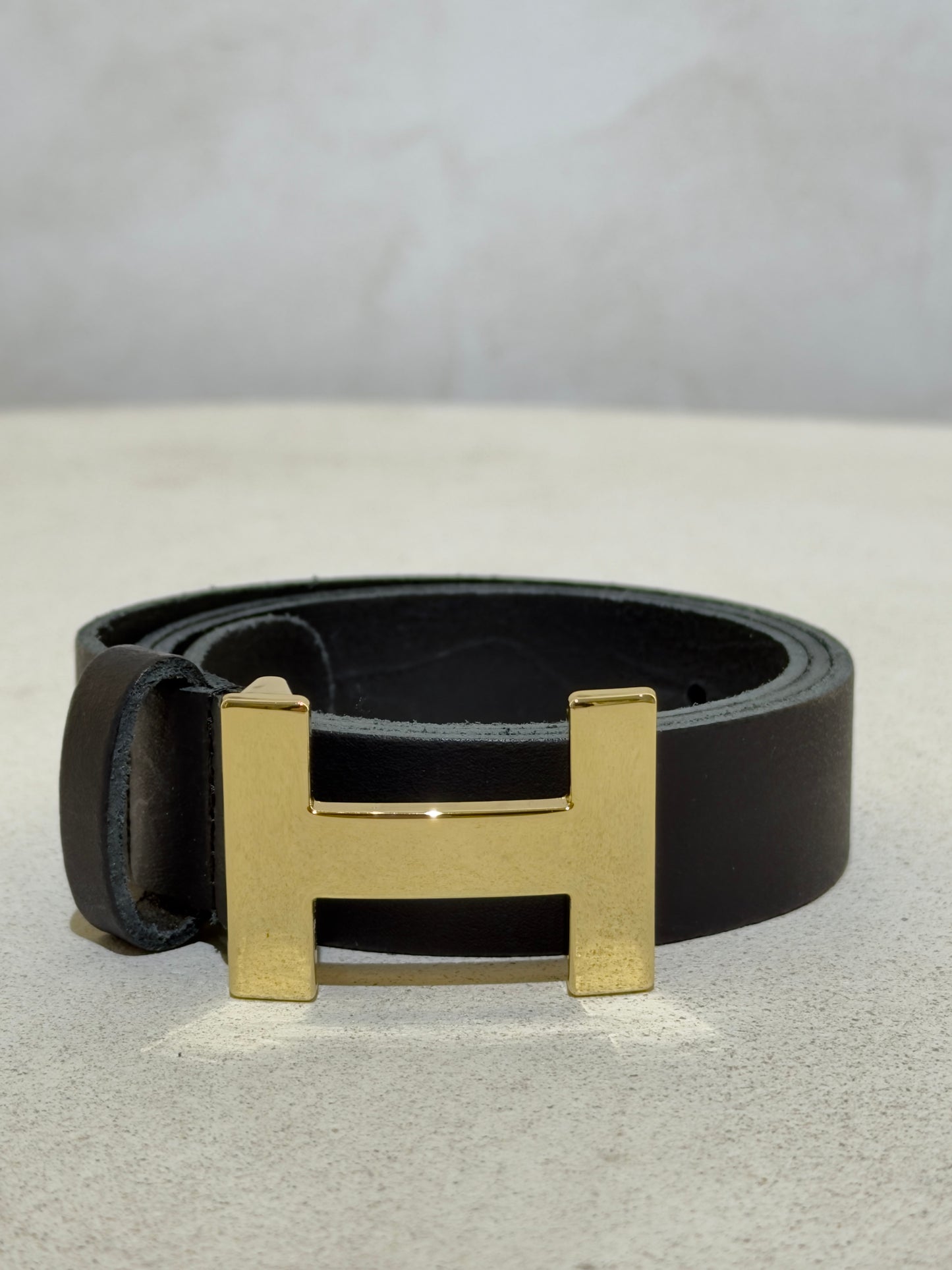 Découvrez l'élégance intemporelle avec cette ceinture H en véritable cuir italien. Inspirée par les codes de luxe des plus grandes maisons, elle allie sophistication et qualité exceptionnelle. Le cuir premium offre une durabilité remarquable tandis que la boucle H signature apporte une touche de prestige à chaque tenue. Parfait pour sublimer vos looks au quotidien ou en occasion spéciale, cet accessoire devient rapidement un incontournable de votre garde-robe.