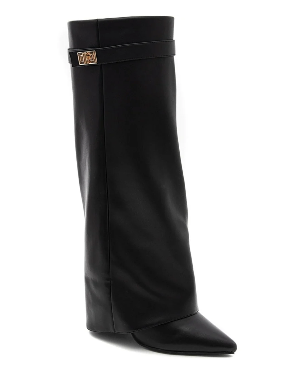 Cette botte inspirée de Givenchy vous offre une silhouette élégante grâce à son simili cuir noir de qualité supérieure. Son talon tendance ajoutera une touche de style à votre look. Soyez à la mode tout en restant confortable.