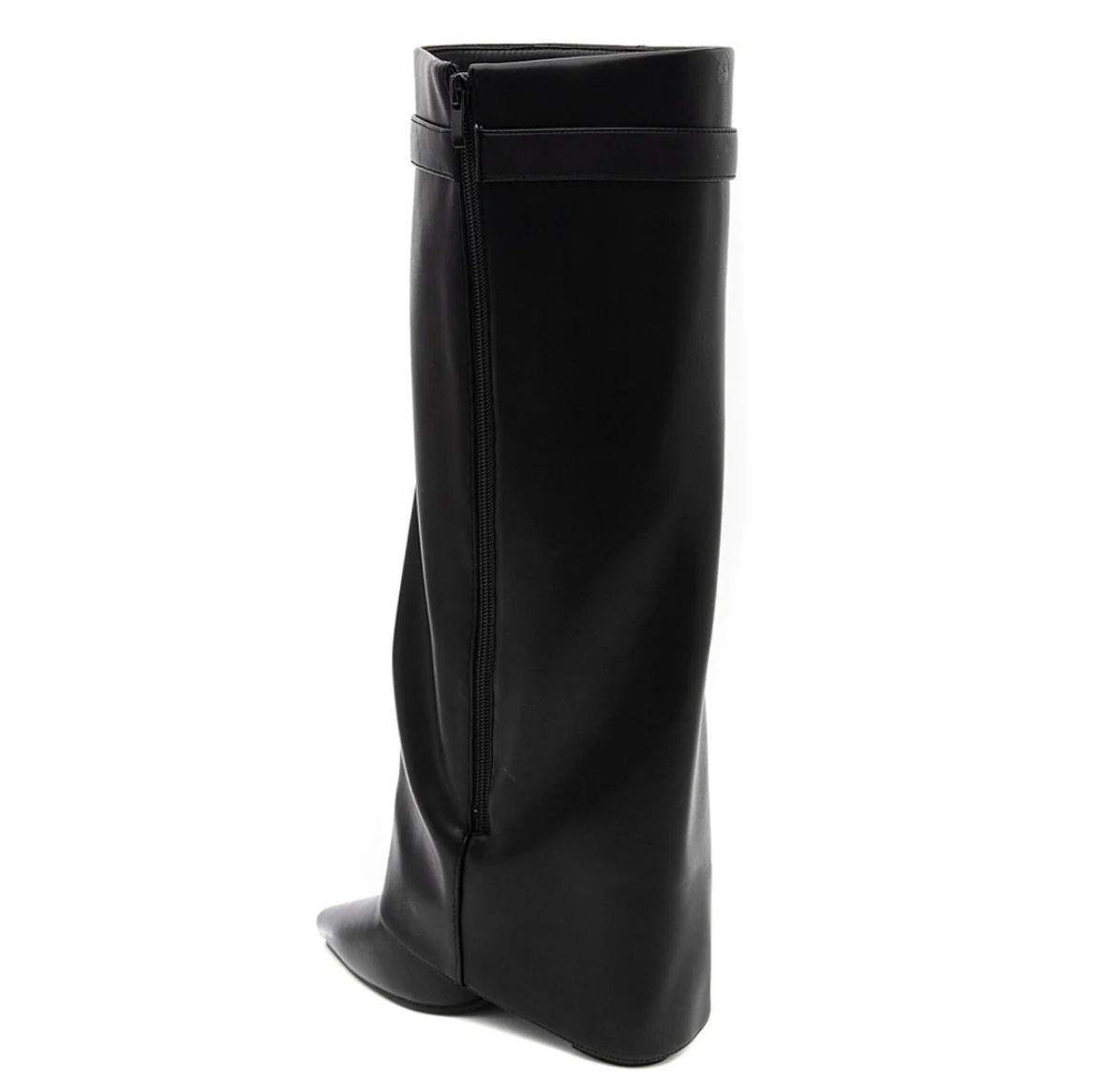 Cette botte inspirée de Givenchy vous offre une silhouette élégante grâce à son simili cuir noir de qualité supérieure. Son talon tendance ajoutera une touche de style à votre look. Soyez à la mode tout en restant confortable.