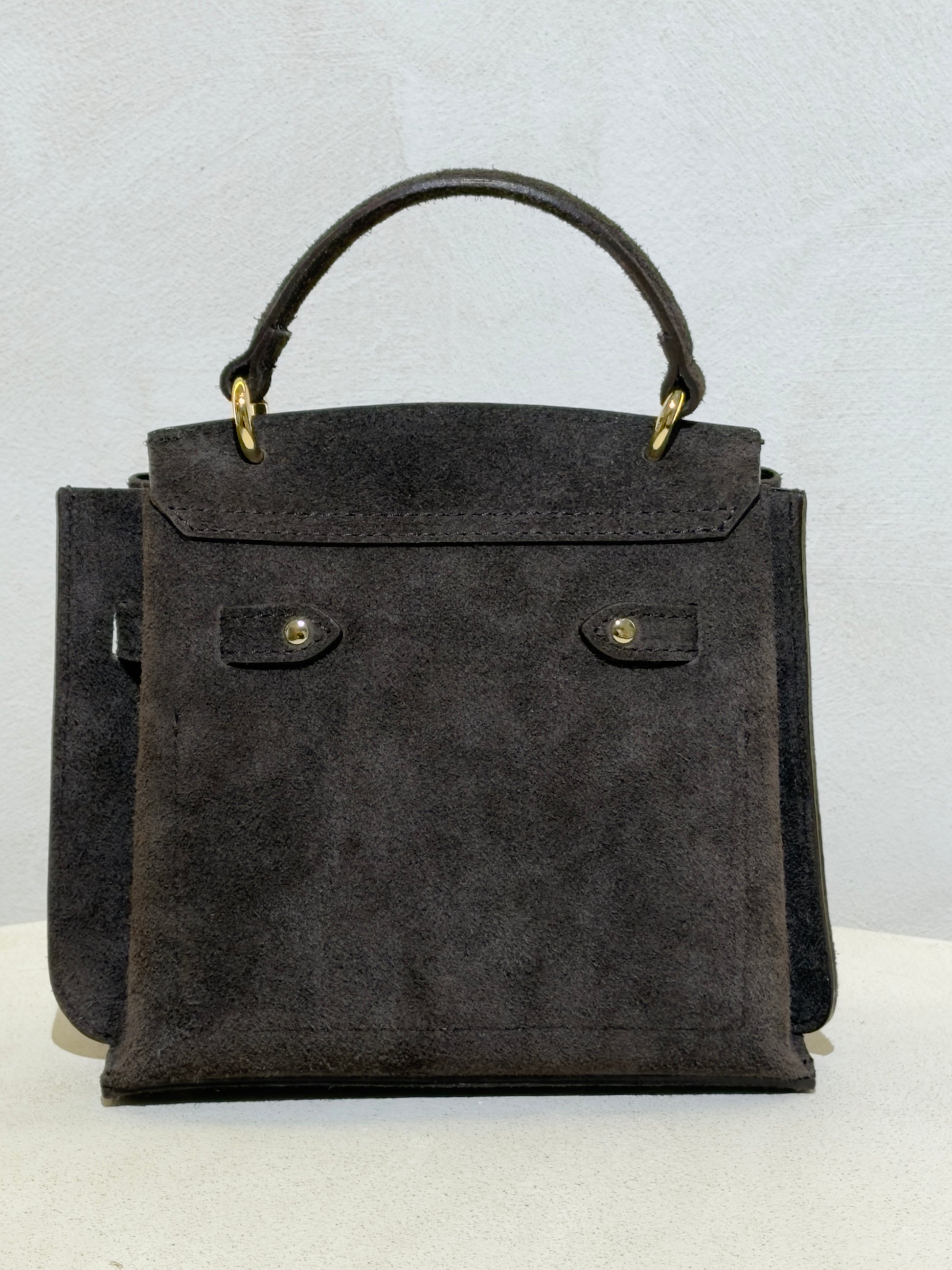 Découvrez l'élégance intemporelle du sac à main Keli dim S, confectionné en daim premium pour un rendu à la fois doux et raffiné. Ce petit sac chic allie sophistication et praticité, parfait pour accompagner vos sorties en ville ou vos occasions spéciales. Sa matière noble en daim offre une texture luxueuse qui rehausse instantanément votre silhouette. Compact et incontournable, c'est l'accessoire de classe qui complète chaque tenue avec distinction.