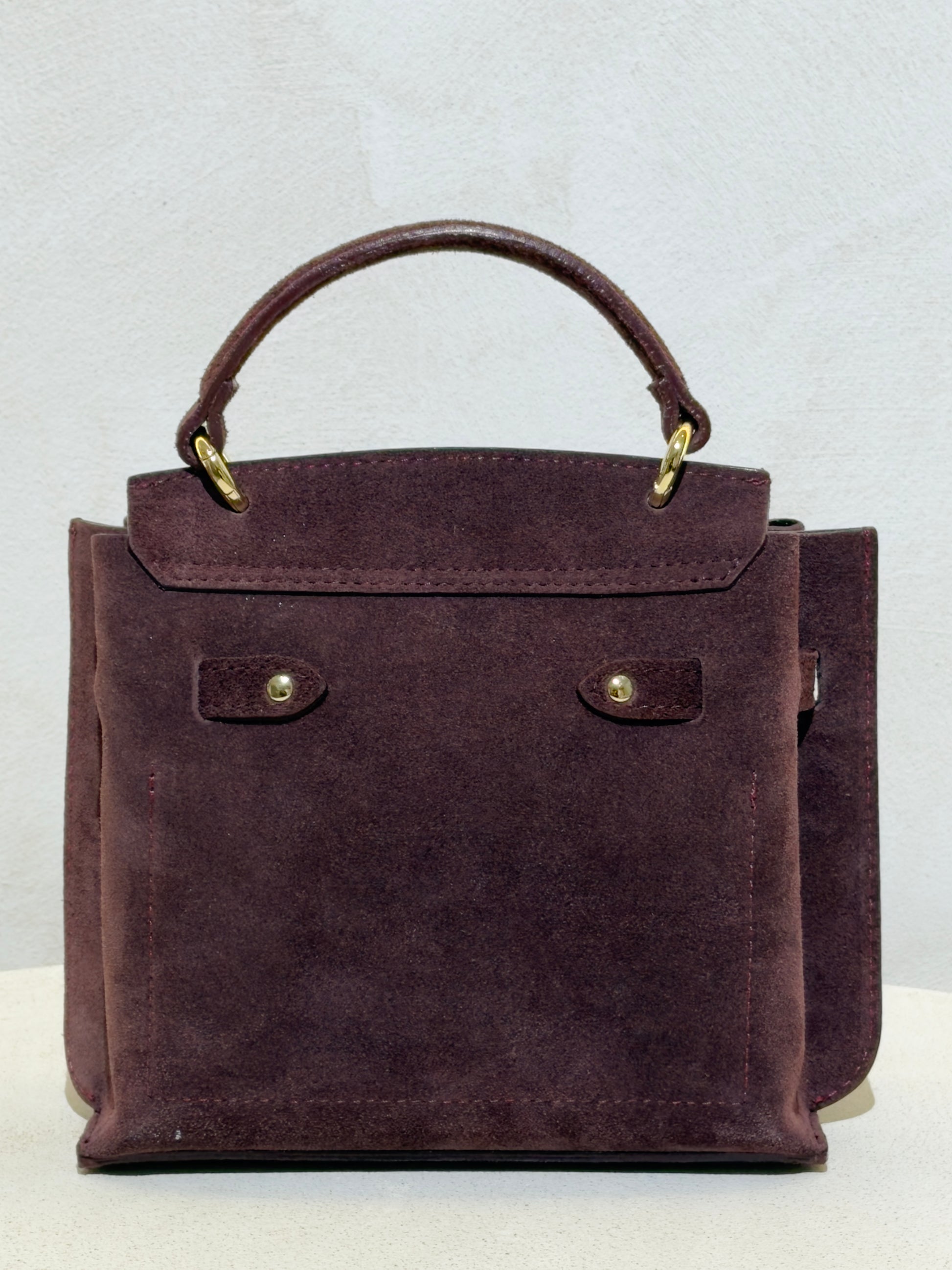 Découvrez l'élégance intemporelle du sac à main Keli dim S, confectionné en daim premium pour un rendu à la fois doux et raffiné. Ce petit sac chic allie sophistication et praticité, parfait pour accompagner vos sorties en ville ou vos occasions spéciales. Sa matière noble en daim offre une texture luxueuse qui rehausse instantanément votre silhouette. Compact et incontournable, c'est l'accessoire de classe qui complète chaque tenue avec distinction.