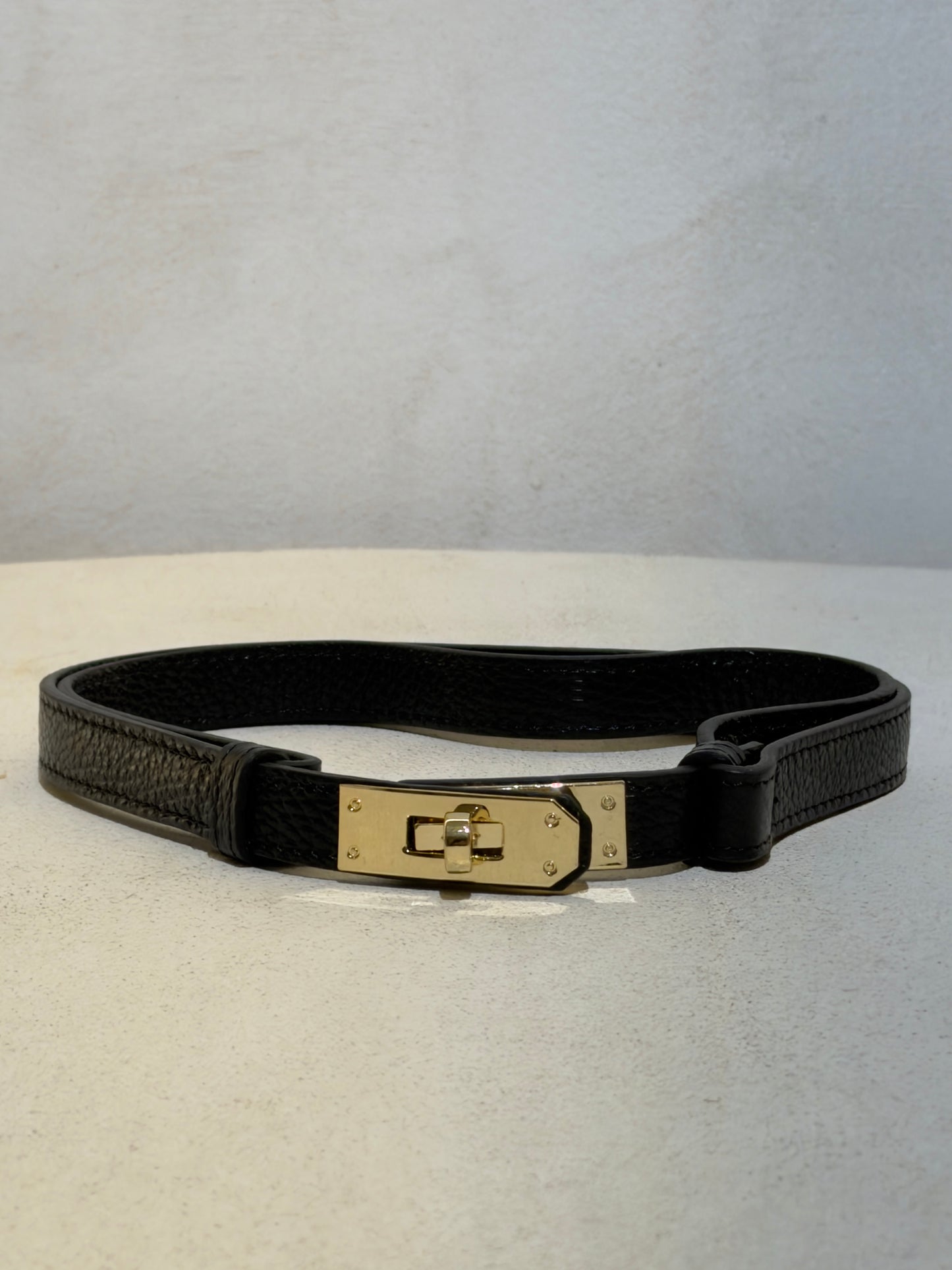 Découvrez l'élégance intemporelle avec cette ceinture en véritable cuir italien, inspirée du style iconique Kelly. Confectionnée à partir de cuir premium d'Italie, elle allie sophistication et durabilité pour sublimer vos tenues au quotidien. Son design épuré et raffiné en fait l'accessoire indispensable pour un look à la fois chic et intemporel. Que vous la portiez au bureau ou en soirée, cette ceinture de classe apporte cette touche d'élégance qui transforme chaque ensemble.