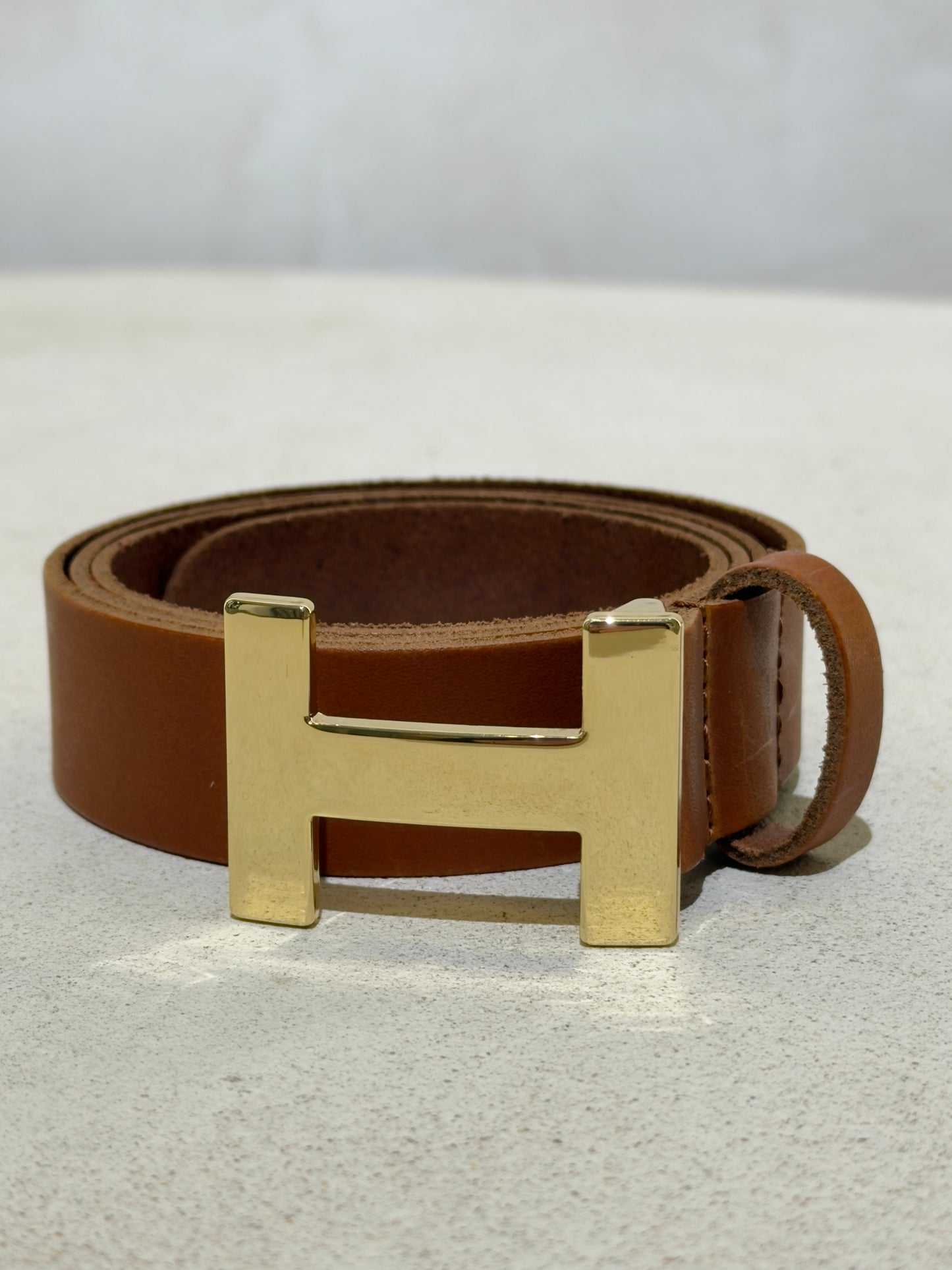 Découvrez l'élégance intemporelle avec cette ceinture H en véritable cuir italien. Inspirée par les codes de luxe des plus grandes maisons, elle allie sophistication et qualité exceptionnelle. Le cuir premium offre une durabilité remarquable tandis que la boucle H signature apporte une touche de prestige à chaque tenue. Parfait pour sublimer vos looks au quotidien ou en occasion spéciale, cet accessoire devient rapidement un incontournable de votre garde-robe.