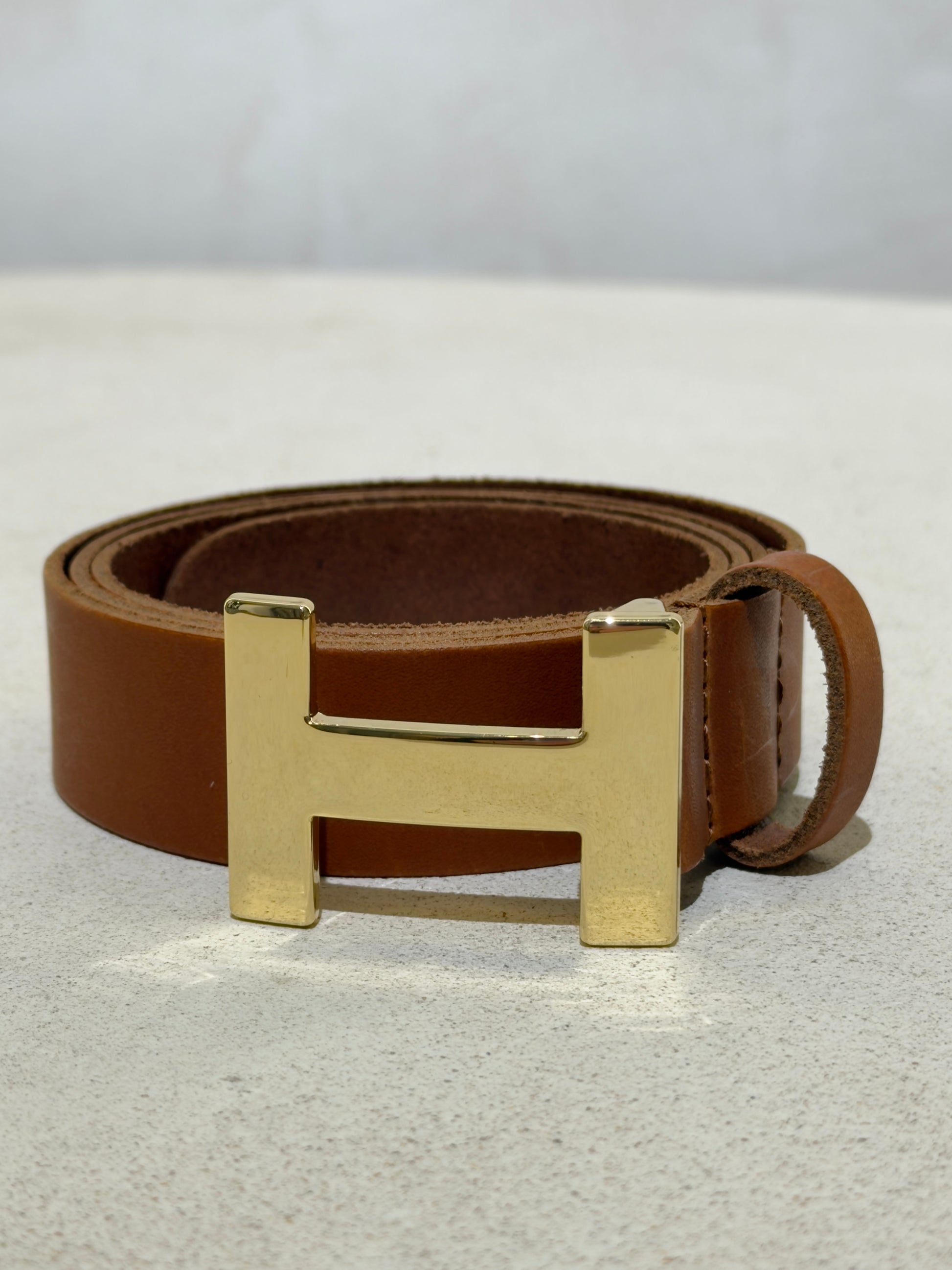 Découvrez l'élégance intemporelle avec cette ceinture H en véritable cuir italien. Inspirée par les codes de luxe des plus grandes maisons, elle allie sophistication et qualité exceptionnelle. Le cuir premium offre une durabilité remarquable tandis que la boucle H signature apporte une touche de prestige à chaque tenue. Parfait pour sublimer vos looks au quotidien ou en occasion spéciale, cet accessoire devient rapidement un incontournable de votre garde-robe.