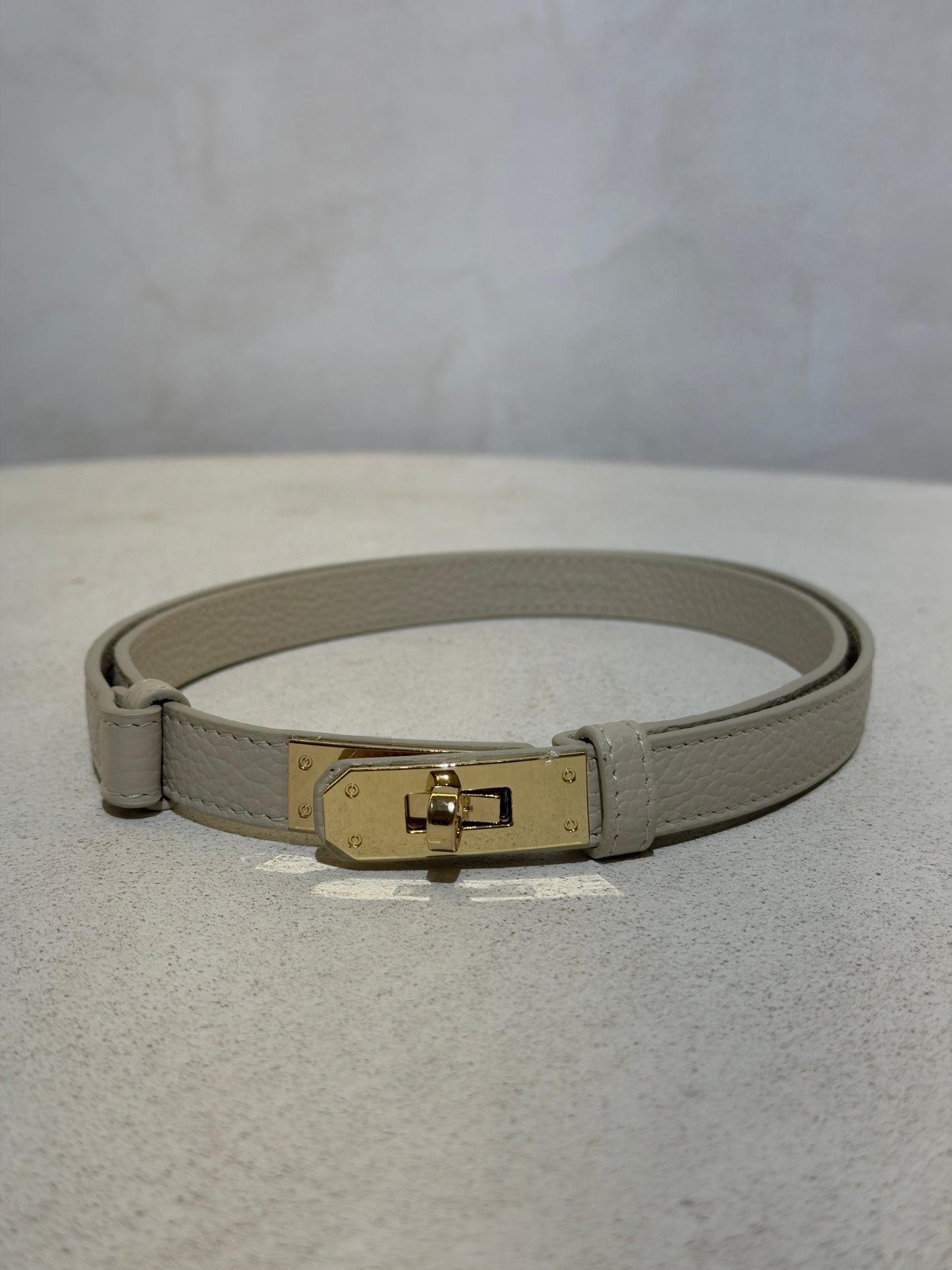 Découvrez l'élégance intemporelle avec cette ceinture en véritable cuir italien, inspirée du style iconique Kelly. Confectionnée à partir de cuir premium d'Italie, elle allie sophistication et durabilité pour sublimer vos tenues au quotidien. Son design épuré et raffiné en fait l'accessoire indispensable pour un look à la fois chic et intemporel. Que vous la portiez au bureau ou en soirée, cette ceinture de classe apporte cette touche d'élégance qui transforme chaque ensemble.