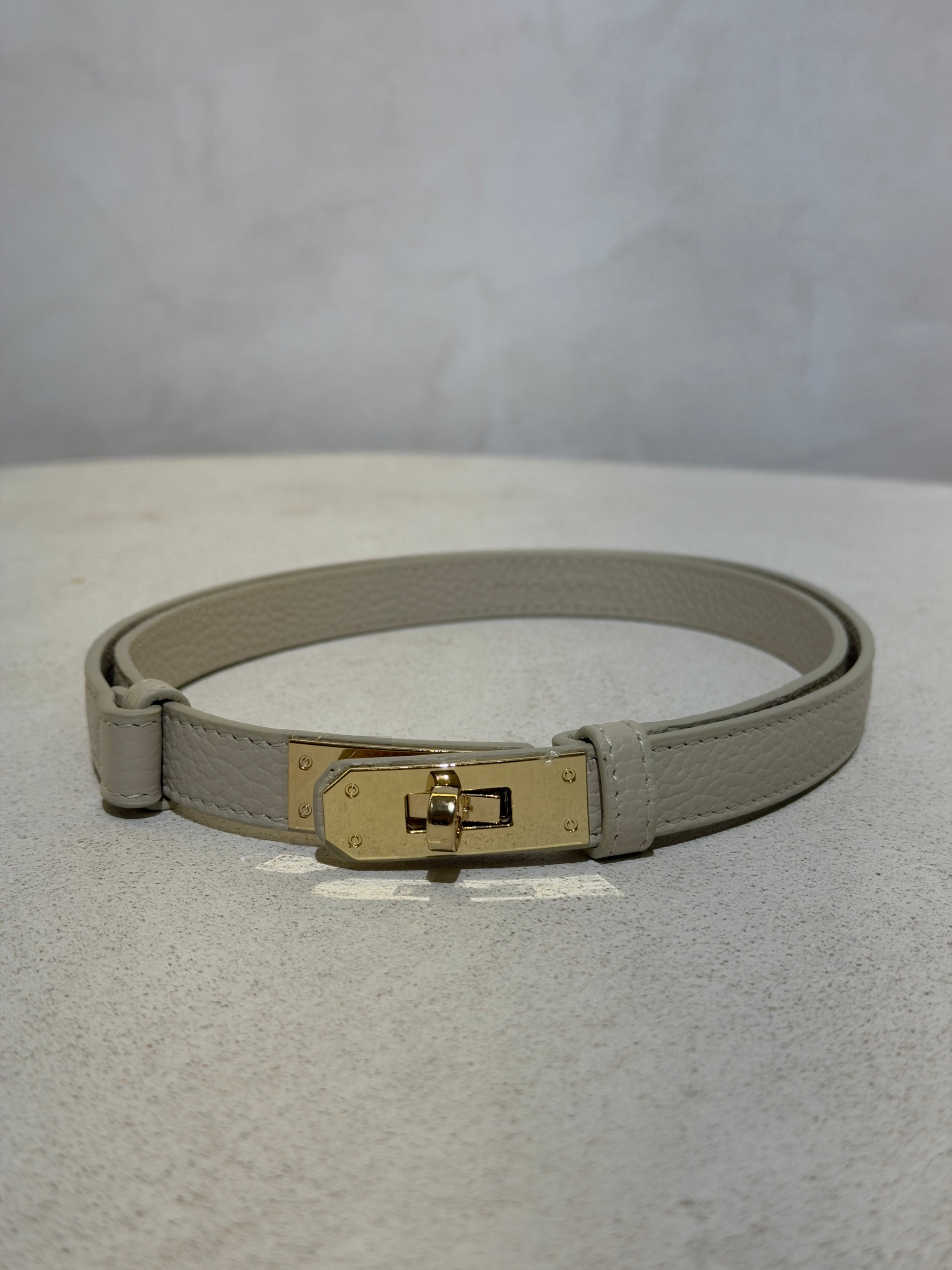 Découvrez l'élégance intemporelle avec cette ceinture en véritable cuir italien, inspirée du style iconique Kelly. Confectionnée à partir de cuir premium d'Italie, elle allie sophistication et durabilité pour sublimer vos tenues au quotidien. Son design épuré et raffiné en fait l'accessoire indispensable pour un look à la fois chic et intemporel. Que vous la portiez au bureau ou en soirée, cette ceinture de classe apporte cette touche d'élégance qui transforme chaque ensemble.