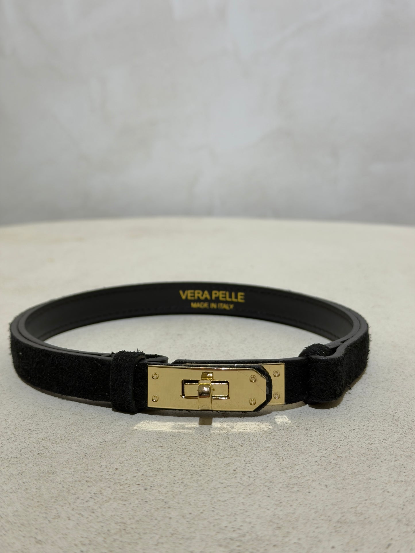 Découvrez la Ceinture en daim Keli, un accessoire incontournable alliant élégance et confort. Confectionnée en daim d'excellente qualité, cette ceinture se distingue par sa douceur incomparable et sa durabilité remarquable. Son design épuré s'adapte à tous vos styles, du casual au plus raffiné. Que vous la portiez au quotidien ou pour une occasion spéciale, la Keli transforme instantanément votre silhouette avec une touche de sophistication. Un investissement mode qui ne vous décevra pas.