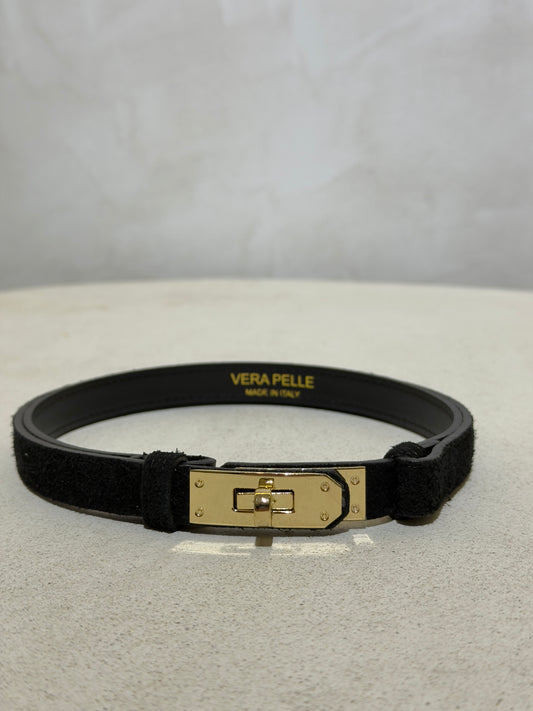 Découvrez la Ceinture en daim Keli, un accessoire incontournable alliant élégance et confort. Confectionnée en daim d'excellente qualité, cette ceinture se distingue par sa douceur incomparable et sa durabilité remarquable. Son design épuré s'adapte à tous vos styles, du casual au plus raffiné. Que vous la portiez au quotidien ou pour une occasion spéciale, la Keli transforme instantanément votre silhouette avec une touche de sophistication. Un investissement mode qui ne vous décevra pas.