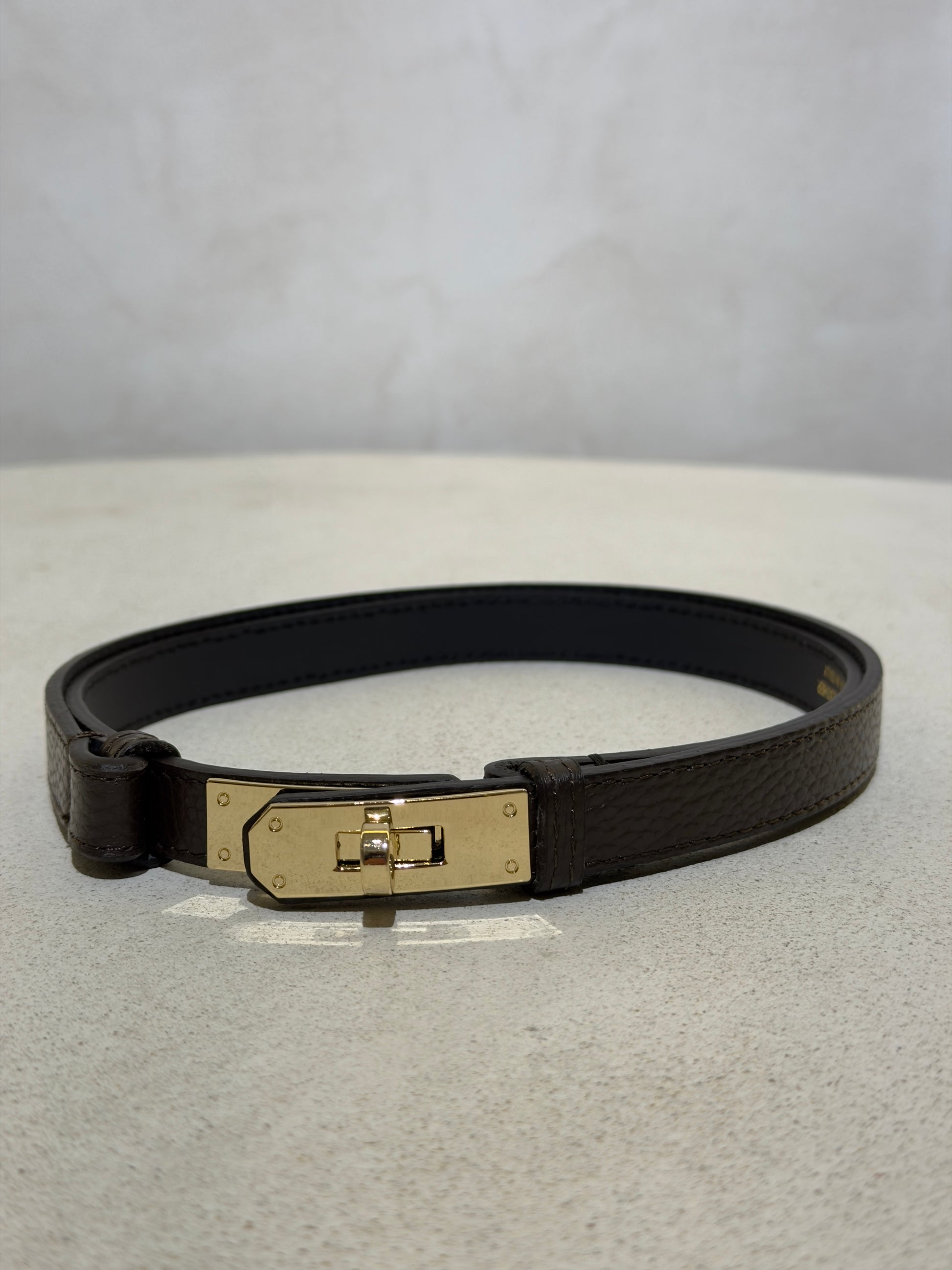 Découvrez l'élégance intemporelle avec cette ceinture en véritable cuir italien, inspirée du style iconique Kelly. Confectionnée à partir de cuir premium d'Italie, elle allie sophistication et durabilité pour sublimer vos tenues au quotidien. Son design épuré et raffiné en fait l'accessoire indispensable pour un look à la fois chic et intemporel. Que vous la portiez au bureau ou en soirée, cette ceinture de classe apporte cette touche d'élégance qui transforme chaque ensemble.