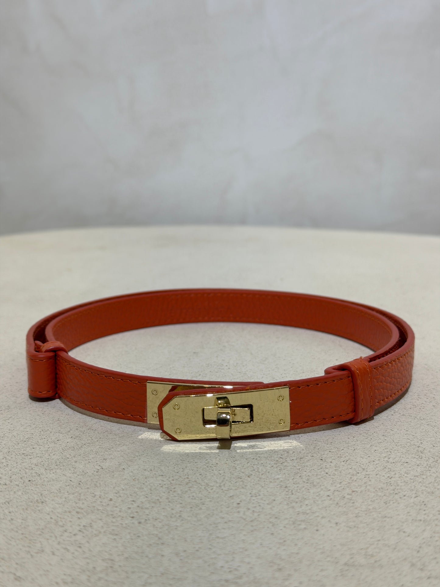 Découvrez l'élégance intemporelle avec cette ceinture en véritable cuir italien, inspirée du style iconique Kelly. Confectionnée à partir de cuir premium d'Italie, elle allie sophistication et durabilité pour sublimer vos tenues au quotidien. Son design épuré et raffiné en fait l'accessoire indispensable pour un look à la fois chic et intemporel. Que vous la portiez au bureau ou en soirée, cette ceinture de classe apporte cette touche d'élégance qui transforme chaque ensemble.