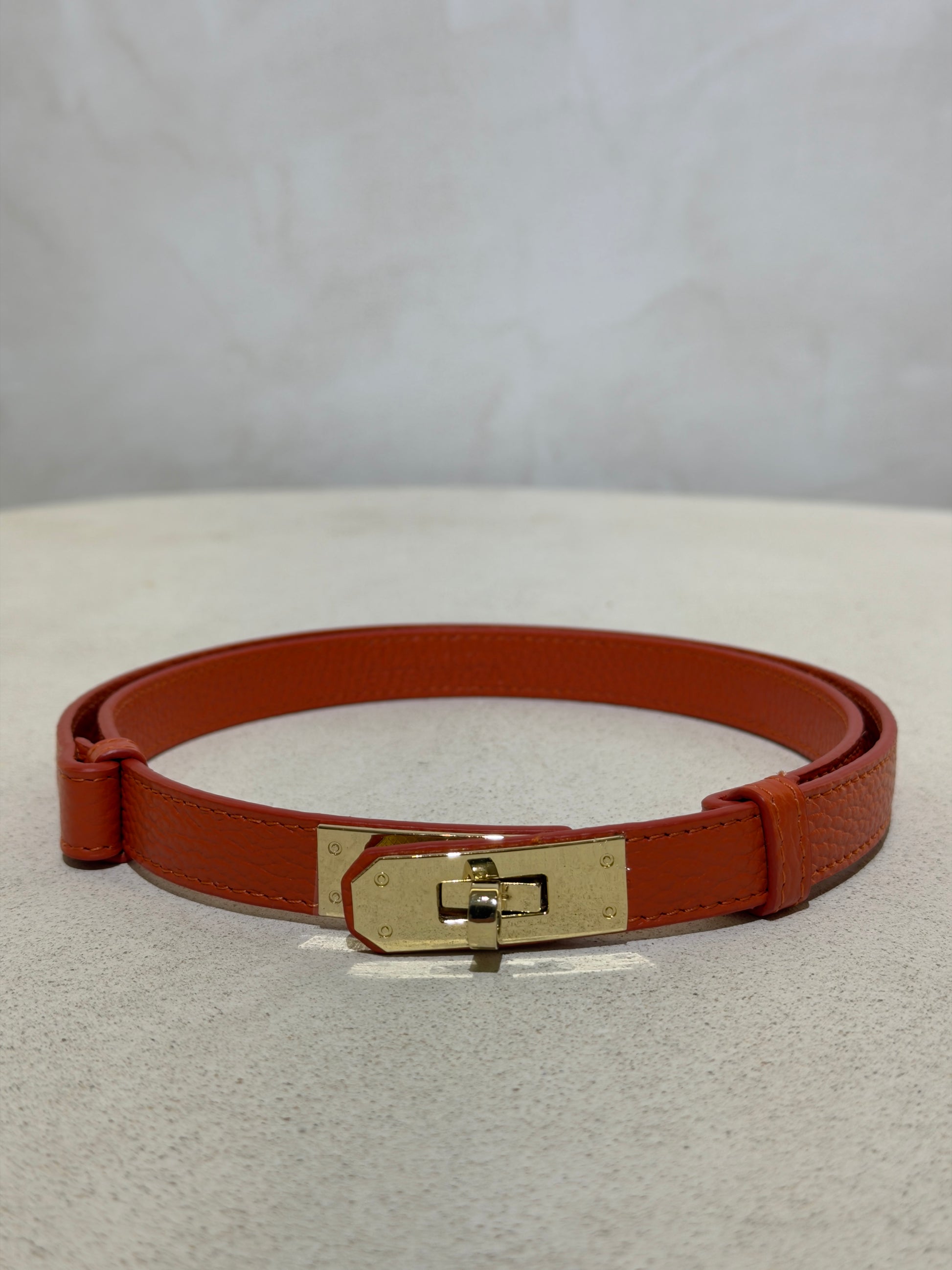 Découvrez l'élégance intemporelle avec cette ceinture en véritable cuir italien, inspirée du style iconique Kelly. Confectionnée à partir de cuir premium d'Italie, elle allie sophistication et durabilité pour sublimer vos tenues au quotidien. Son design épuré et raffiné en fait l'accessoire indispensable pour un look à la fois chic et intemporel. Que vous la portiez au bureau ou en soirée, cette ceinture de classe apporte cette touche d'élégance qui transforme chaque ensemble.