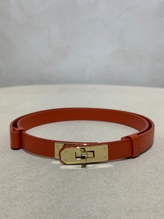 Découvrez l'élégance intemporelle avec cette ceinture en véritable cuir italien, inspirée du style iconique Kelly. Confectionnée à partir de cuir premium d'Italie, elle allie sophistication et durabilité pour sublimer vos tenues au quotidien. Son design épuré et raffiné en fait l'accessoire indispensable pour un look à la fois chic et intemporel. Que vous la portiez au bureau ou en soirée, cette ceinture de classe apporte cette touche d'élégance qui transforme chaque ensemble.