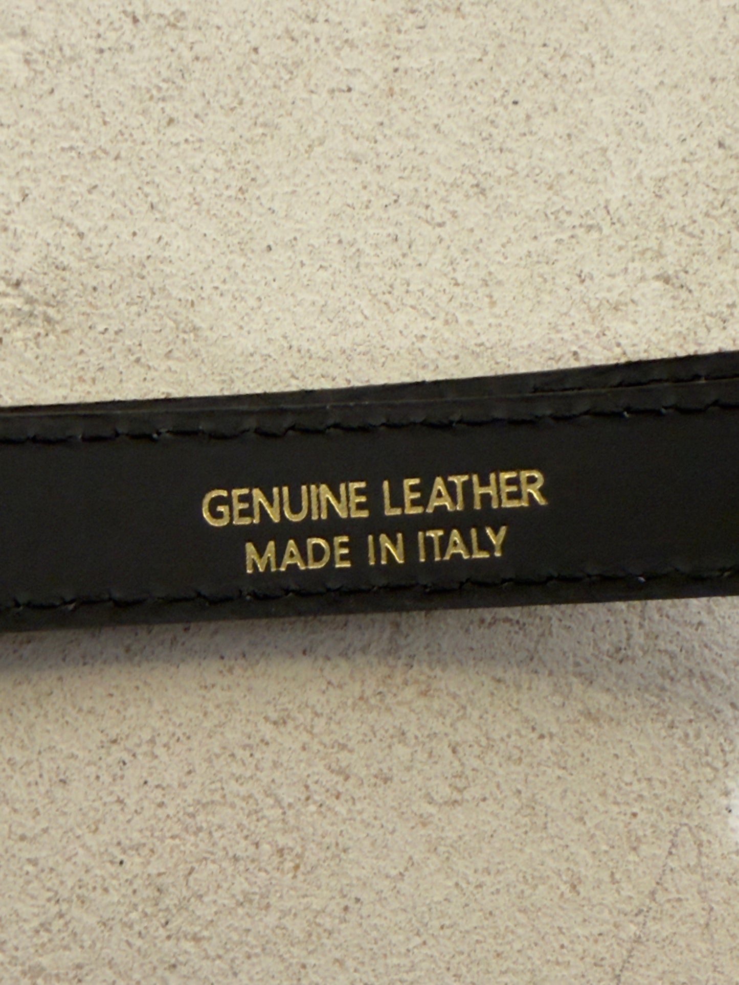 Découvrez l'élégance intemporelle avec cette ceinture en véritable cuir italien, inspirée du style iconique Kelly. Confectionnée à partir de cuir premium d'Italie, elle allie sophistication et durabilité pour sublimer vos tenues au quotidien. Son design épuré et raffiné en fait l'accessoire indispensable pour un look à la fois chic et intemporel. Que vous la portiez au bureau ou en soirée, cette ceinture de classe apporte cette touche d'élégance qui transforme chaque ensemble.