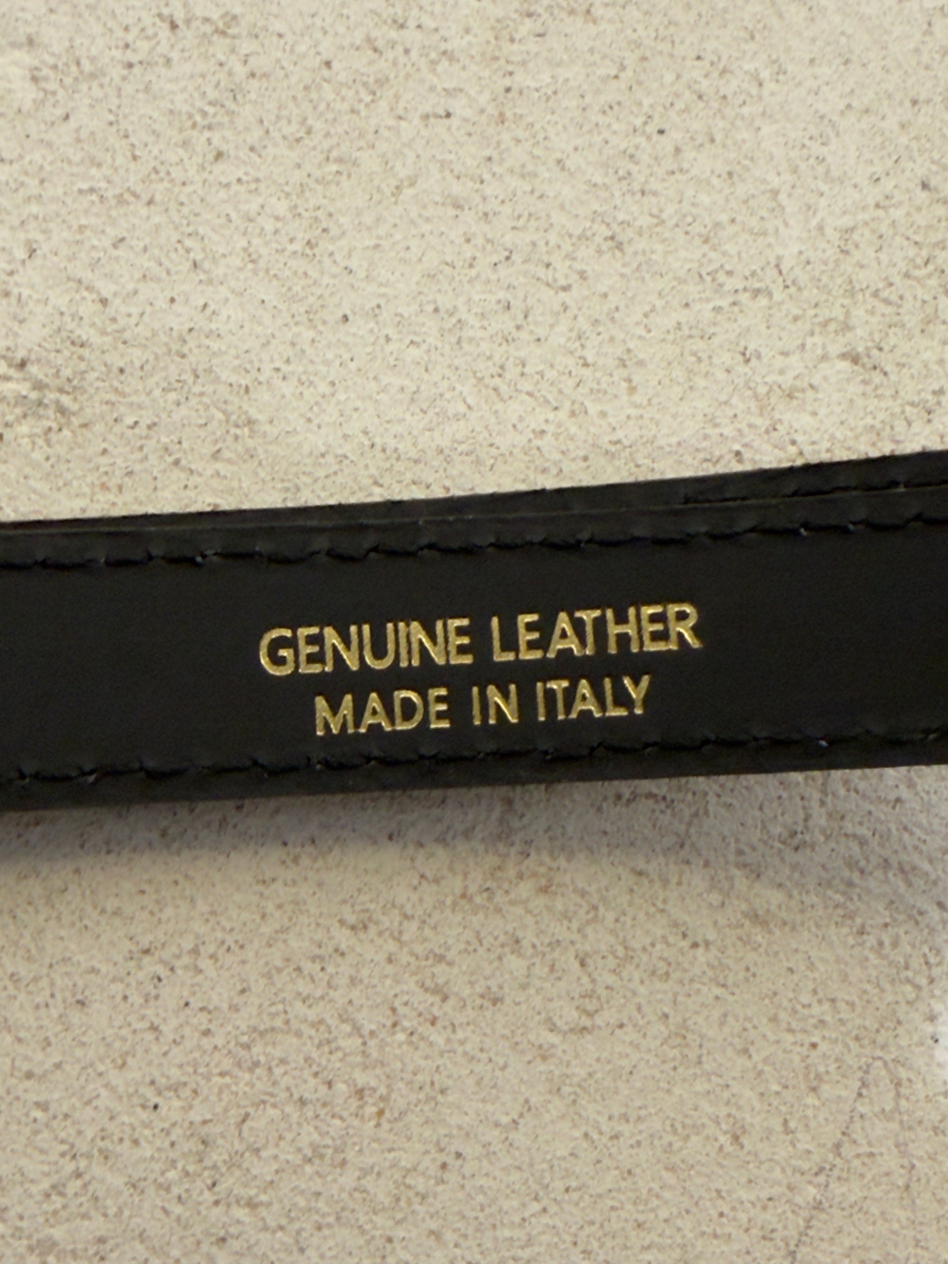 Découvrez l'élégance intemporelle avec cette ceinture en véritable cuir italien, inspirée du style iconique Kelly. Confectionnée à partir de cuir premium d'Italie, elle allie sophistication et durabilité pour sublimer vos tenues au quotidien. Son design épuré et raffiné en fait l'accessoire indispensable pour un look à la fois chic et intemporel. Que vous la portiez au bureau ou en soirée, cette ceinture de classe apporte cette touche d'élégance qui transforme chaque ensemble.