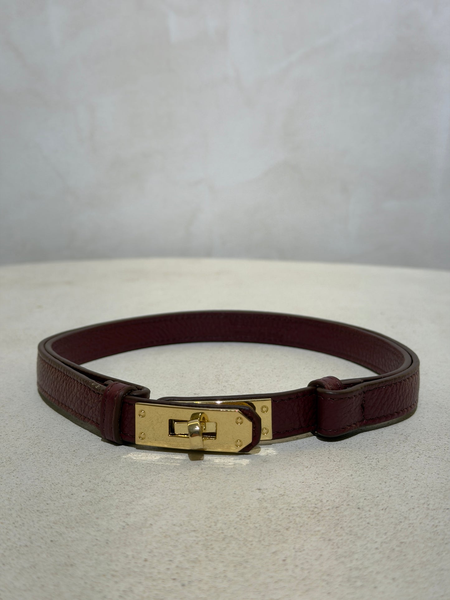 Découvrez l'élégance intemporelle avec cette ceinture en véritable cuir italien, inspirée du style iconique Kelly. Confectionnée à partir de cuir premium d'Italie, elle allie sophistication et durabilité pour sublimer vos tenues au quotidien. Son design épuré et raffiné en fait l'accessoire indispensable pour un look à la fois chic et intemporel. Que vous la portiez au bureau ou en soirée, cette ceinture de classe apporte cette touche d'élégance qui transforme chaque ensemble.