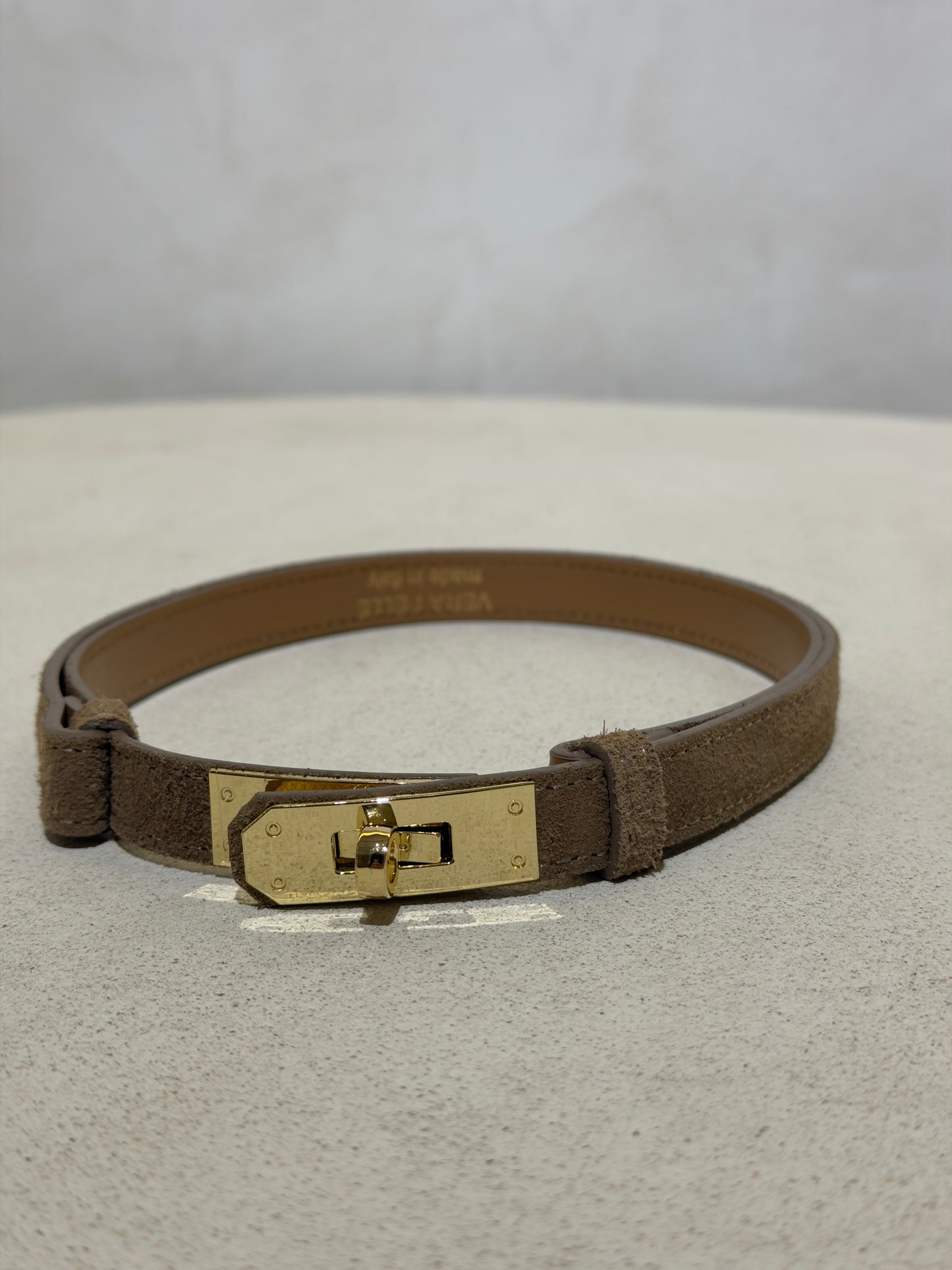 Découvrez la Ceinture en daim Keli, un accessoire incontournable alliant élégance et confort. Confectionnée en daim d'excellente qualité, cette ceinture se distingue par sa douceur incomparable et sa durabilité remarquable. Son design épuré s'adapte à tous vos styles, du casual au plus raffiné. Que vous la portiez au quotidien ou pour une occasion spéciale, la Keli transforme instantanément votre silhouette avec une touche de sophistication. Un investissement mode qui ne vous décevra pas.