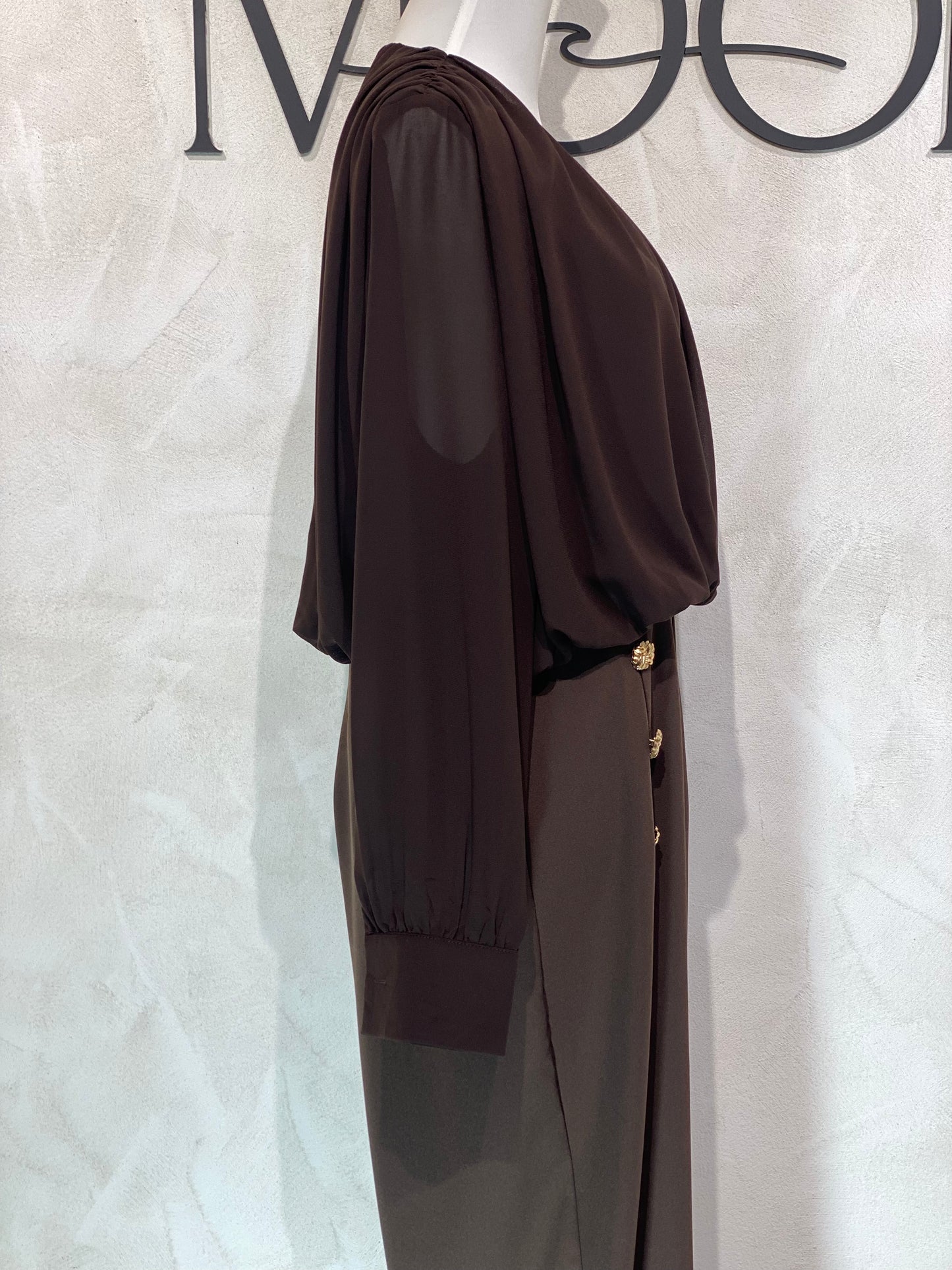 La combinaison Elia allie élégance et modernité avec sa coupe bi matière. Son haut semi-transparent apporte une touche de sensualité subtile, tandis que le bas brun met en valeur votre silhouette grâce à ses boutons dorés soigneusement placés sur le devant. Confectionnée dans des matériaux de haute qualité, cette pièce tendance est parfaite pour affirmer votre style avec raffinement lors de vos occasions spéciales.