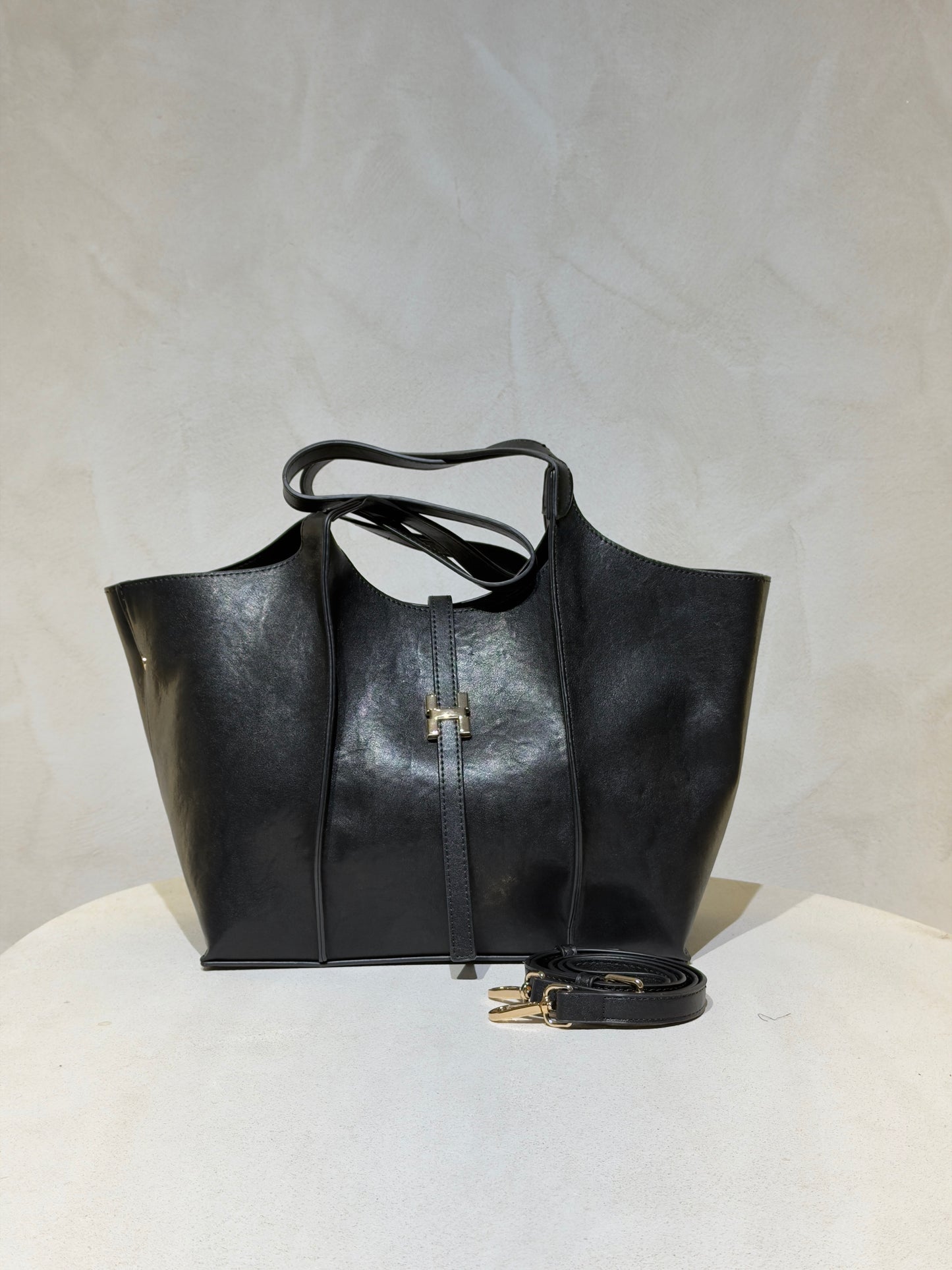 Le sac à main Hadra allie élégance et tendance avec son cuir façon Hermès aux teintes noire, marron et camel. Son design raffiné et ses détails minutieux en font un accessoire classe, parfait pour rehausser votre style. Polyvalent, il peut se porter avec ou sans bandoulière, s’adaptant à toutes vos envies. Adoptez une allure chic et moderne grâce à ce sac incontournable de la saison.