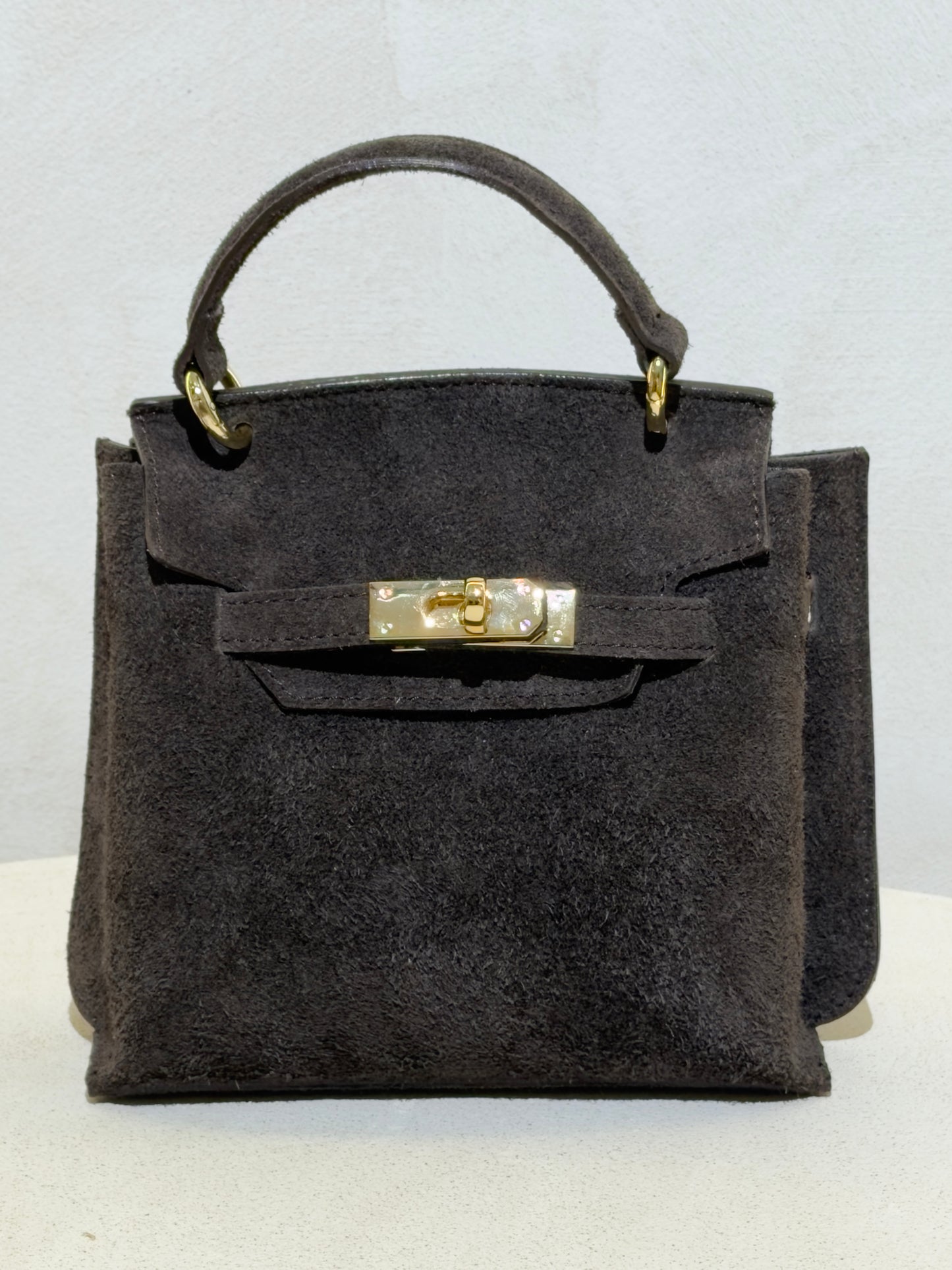 Découvrez l'élégance intemporelle du sac à main Keli dim S, confectionné en daim premium pour un rendu à la fois doux et raffiné. Ce petit sac chic allie sophistication et praticité, parfait pour accompagner vos sorties en ville ou vos occasions spéciales. Sa matière noble en daim offre une texture luxueuse qui rehausse instantanément votre silhouette. Compact et incontournable, c'est l'accessoire de classe qui complète chaque tenue avec distinction.
