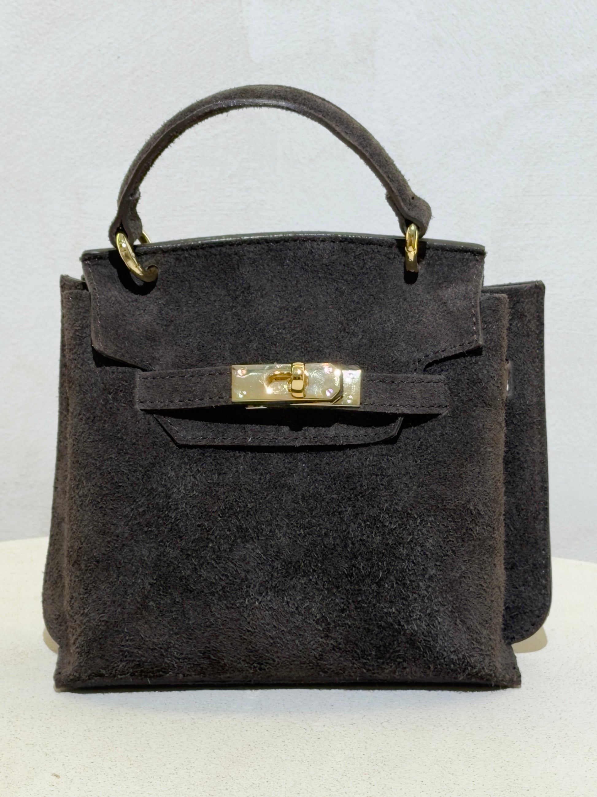 Découvrez l'élégance intemporelle du sac à main Keli dim S, confectionné en daim premium pour un rendu à la fois doux et raffiné. Ce petit sac chic allie sophistication et praticité, parfait pour accompagner vos sorties en ville ou vos occasions spéciales. Sa matière noble en daim offre une texture luxueuse qui rehausse instantanément votre silhouette. Compact et incontournable, c'est l'accessoire de classe qui complète chaque tenue avec distinction.