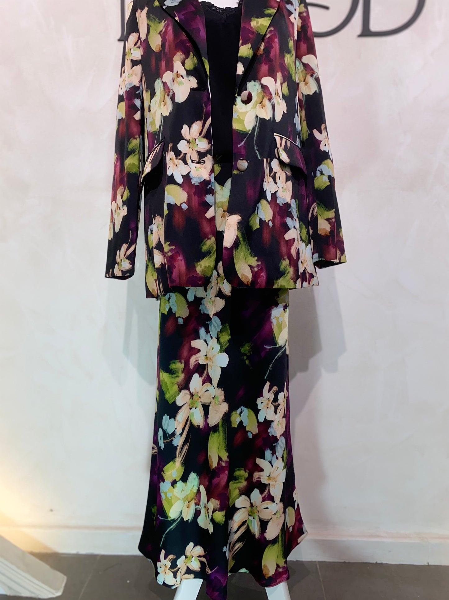 Découvrez la jupe Flora, alliant élégance moderne et raffinement. Son fond noir met en valeur des motifs floraux délicats aux nuances beiges, violettes, vertes et bleu ciel, pour une ambiance chic et contemporaine. Parfaite pour sublimer vos tenues, cette jupe versatile exprime un style sophistiqué avec une touche de fraîcheur colorée.
