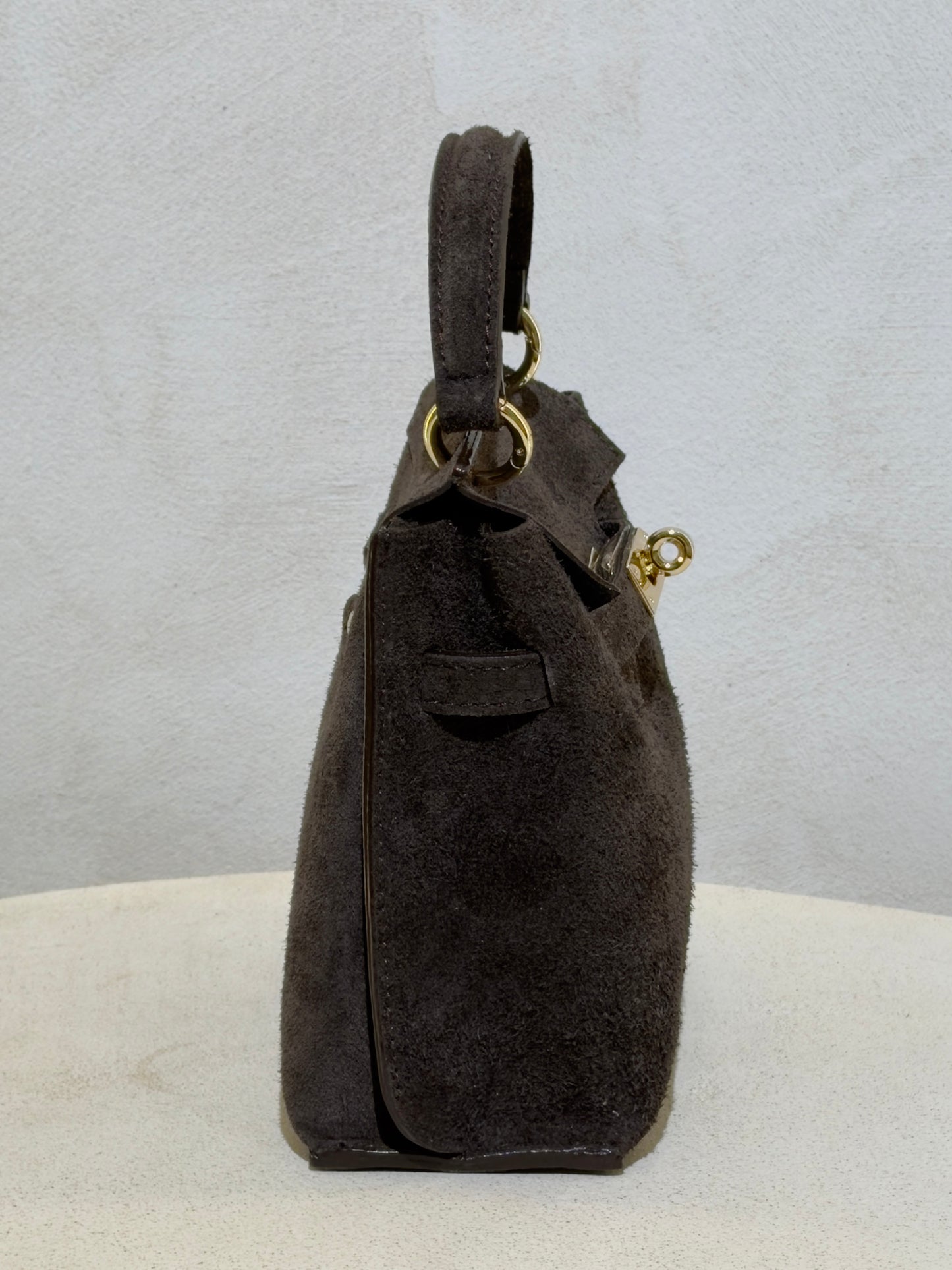 Découvrez l'élégance intemporelle du sac à main Keli dim S, confectionné en daim premium pour un rendu à la fois doux et raffiné. Ce petit sac chic allie sophistication et praticité, parfait pour accompagner vos sorties en ville ou vos occasions spéciales. Sa matière noble en daim offre une texture luxueuse qui rehausse instantanément votre silhouette. Compact et incontournable, c'est l'accessoire de classe qui complète chaque tenue avec distinction.