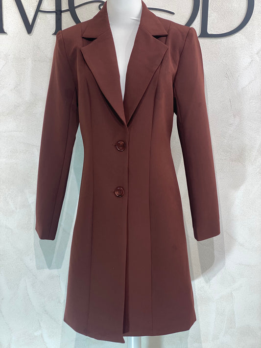 Le manteau Manon en brun allie élégance et qualité supérieure. Confectionné dans un tissu épais haut de gamme, il offre chaleur et confort tout au long de la saison. Sa coupe mi-longue et ses deux boutons sophistiqués soulignent une silhouette raffinée et tendance, idéale pour affirmer votre style avec assurance. Un choix durable et chic pour rester élégante même par temps froid.