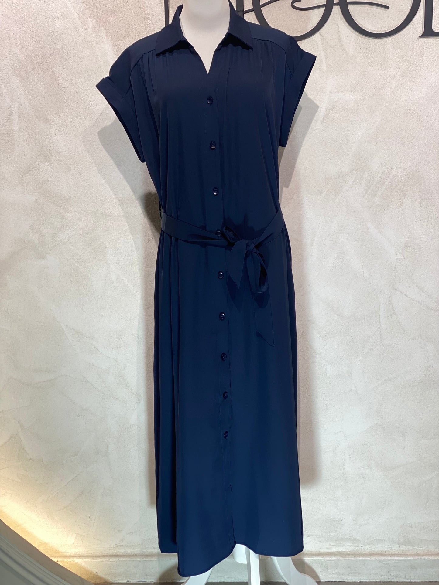 Découvrez cette robe manches courtes brun foncé, alliant qualité supérieure et style tendance. Ses boutons collets ajoutent une touche d’élégance discrète, idéale pour une silhouette moderne et raffinée. Parfaite pour toutes les occasions, elle vous garantit confort et allure assurée. Adoptez-la dès maintenant pour un look à la fois chic et contemporain.
