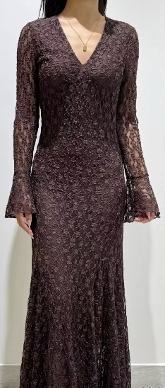 Cette robe Mina marron allie dentelle brodée et élégance contemporaine. Sa coupe ajustée avec col en V sublime la silhouette, tandis que ses manches évasées apportent une touche de légèreté et de mouvement. Idéale pour les saisons actuelles, elle se distingue par son style chic et tendance, parfait pour des occasions raffinées ou une allure sophistiquée au quotidien.