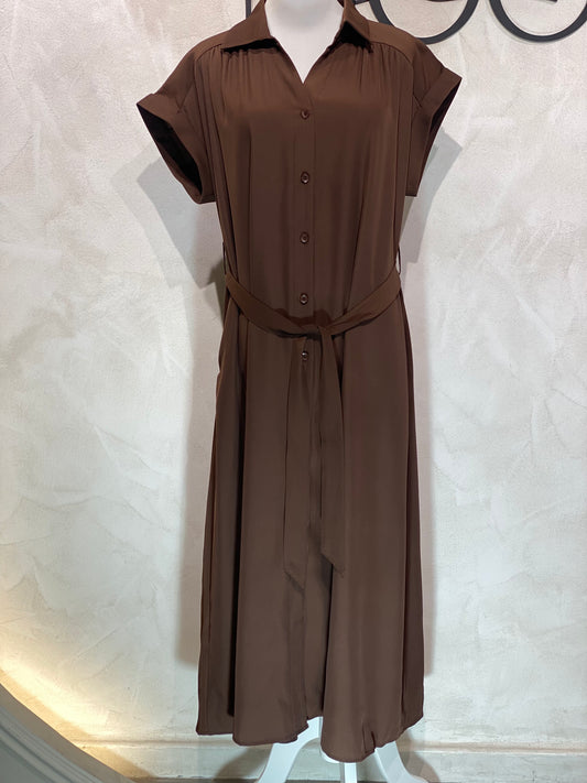 Découvrez cette robe manches courtes brun foncé, alliant qualité supérieure et style tendance. Ses boutons collets ajoutent une touche d’élégance discrète, idéale pour une silhouette moderne et raffinée. Parfaite pour toutes les occasions, elle vous garantit confort et allure assurée. Adoptez-la dès maintenant pour un look à la fois chic et contemporain.