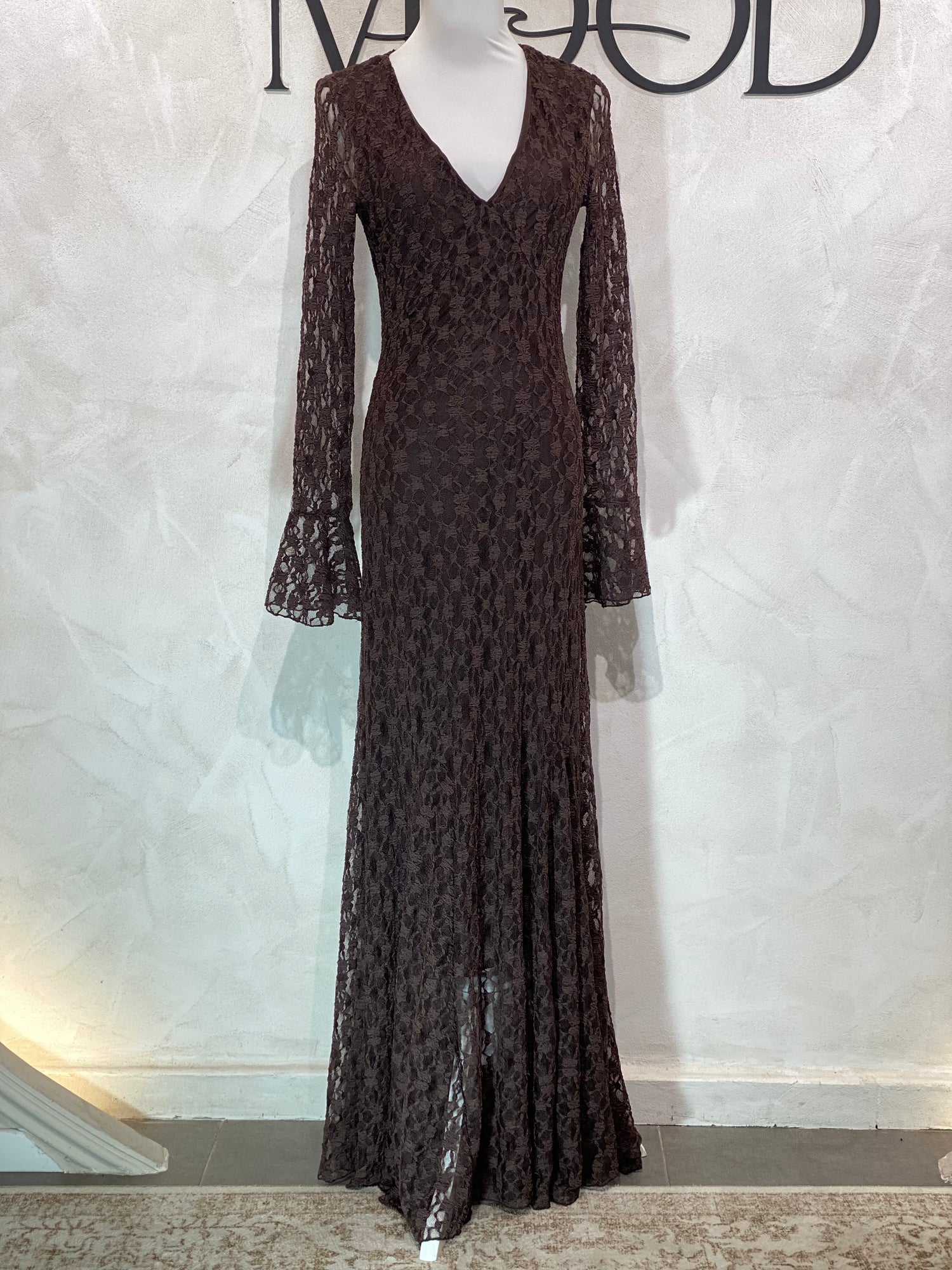 Cette robe Mina marron allie dentelle brodée et élégance contemporaine. Sa coupe ajustée avec col en V sublime la silhouette, tandis que ses manches évasées apportent une touche de légèreté et de mouvement. Idéale pour les saisons actuelles, elle se distingue par son style chic et tendance, parfait pour des occasions raffinées ou une allure sophistiquée au quotidien. moodbxl.com