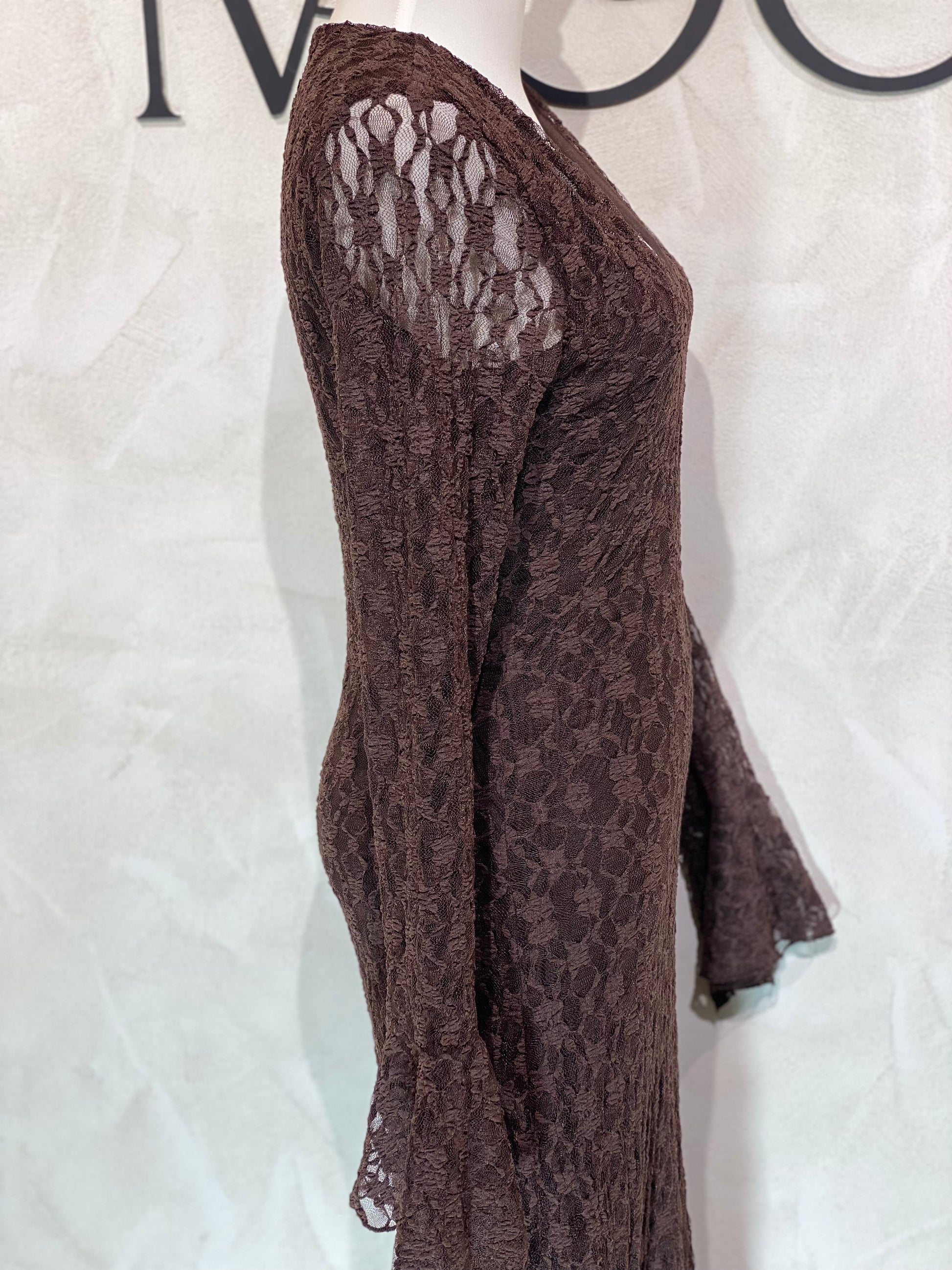 Cette robe Mina marron allie dentelle brodée et élégance contemporaine. Sa coupe ajustée avec col en V sublime la silhouette, tandis que ses manches évasées apportent une touche de légèreté et de mouvement. Idéale pour les saisons actuelles, elle se distingue par son style chic et tendance, parfait pour des occasions raffinées ou une allure sophistiquée au quotidien.