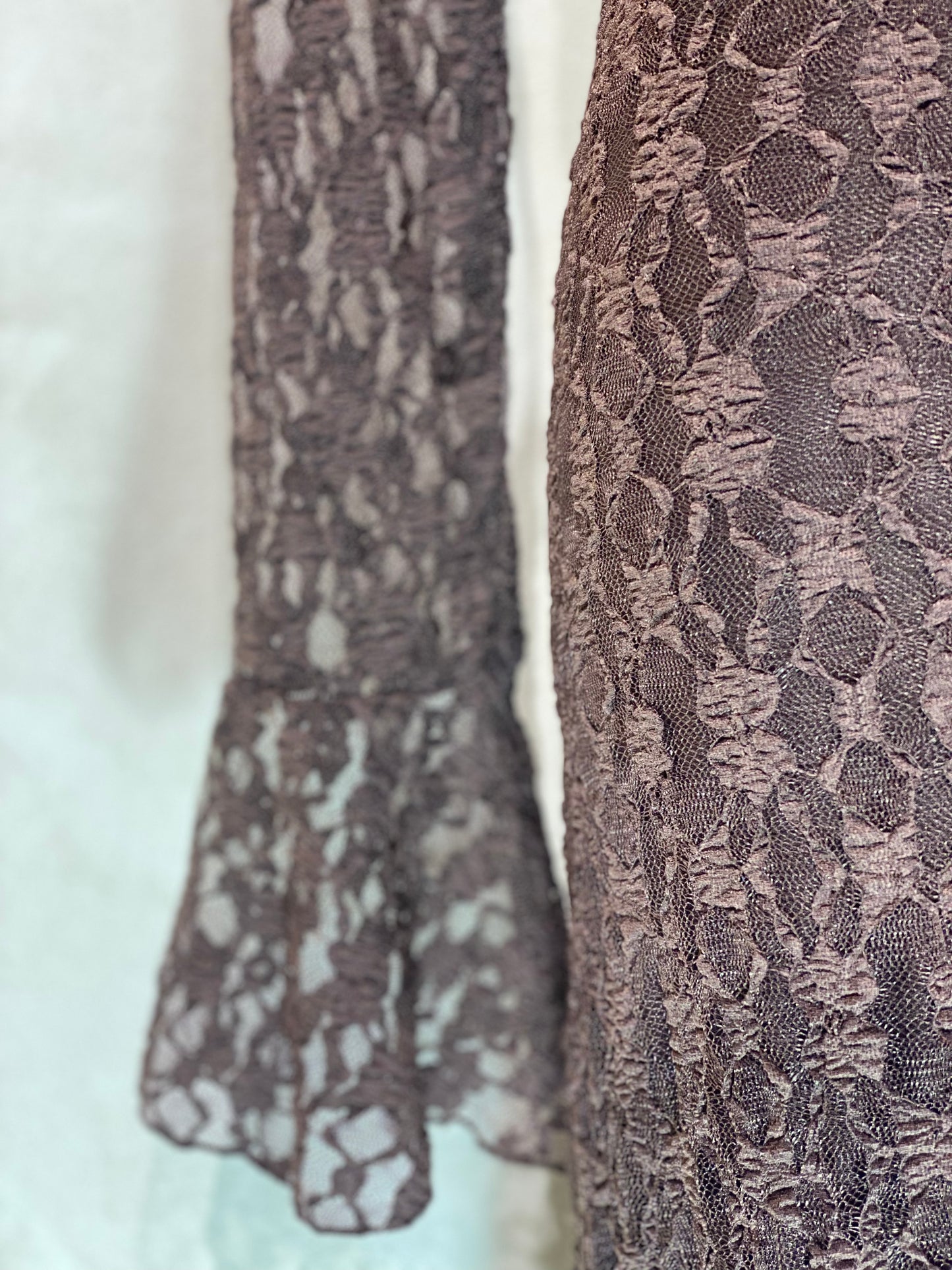Cette robe Mina marron allie dentelle brodée et élégance contemporaine. Sa coupe ajustée avec col en V sublime la silhouette, tandis que ses manches évasées apportent une touche de légèreté et de mouvement. Idéale pour les saisons actuelles, elle se distingue par son style chic et tendance, parfait pour des occasions raffinées ou une allure sophistiquée au quotidien. moodbxl.com
