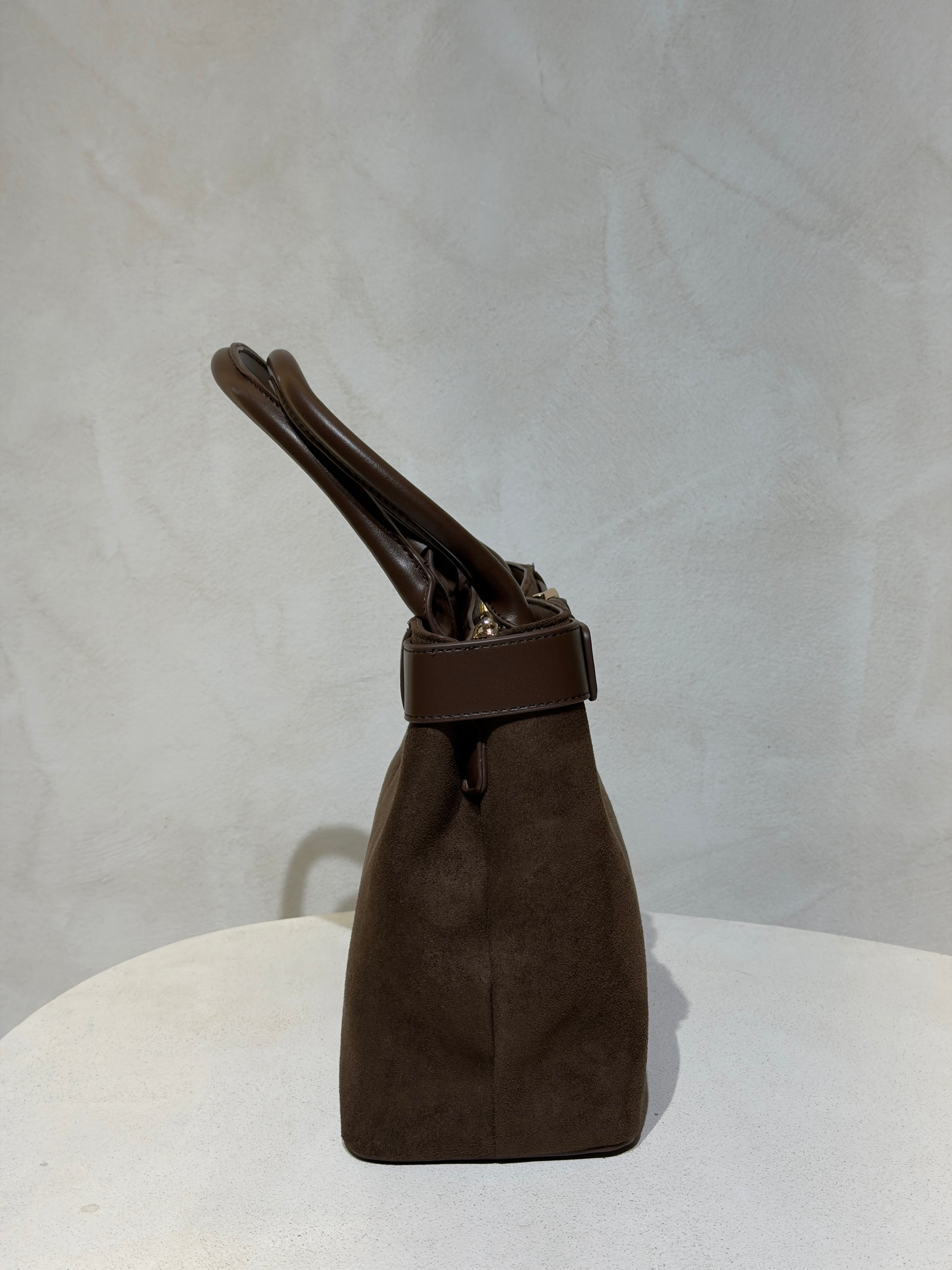 Découvrez le Sac à main Beli, l'accessoire incontournable qui allie élégance et sophistication. Confectionné en daim doux et velouté, ce petit sac à main séduira les femmes en quête de style. Sa ceinture en cuir véritable apporte une touche de classe intemporelle, tandis que les anses en cuir premium garantissent confort et durabilité. Parfait pour vos sorties en ville ou vos occasions spéciales, ce sac combine texture raffinée et design épuré. Un investissement mode qui transcende les tendances.